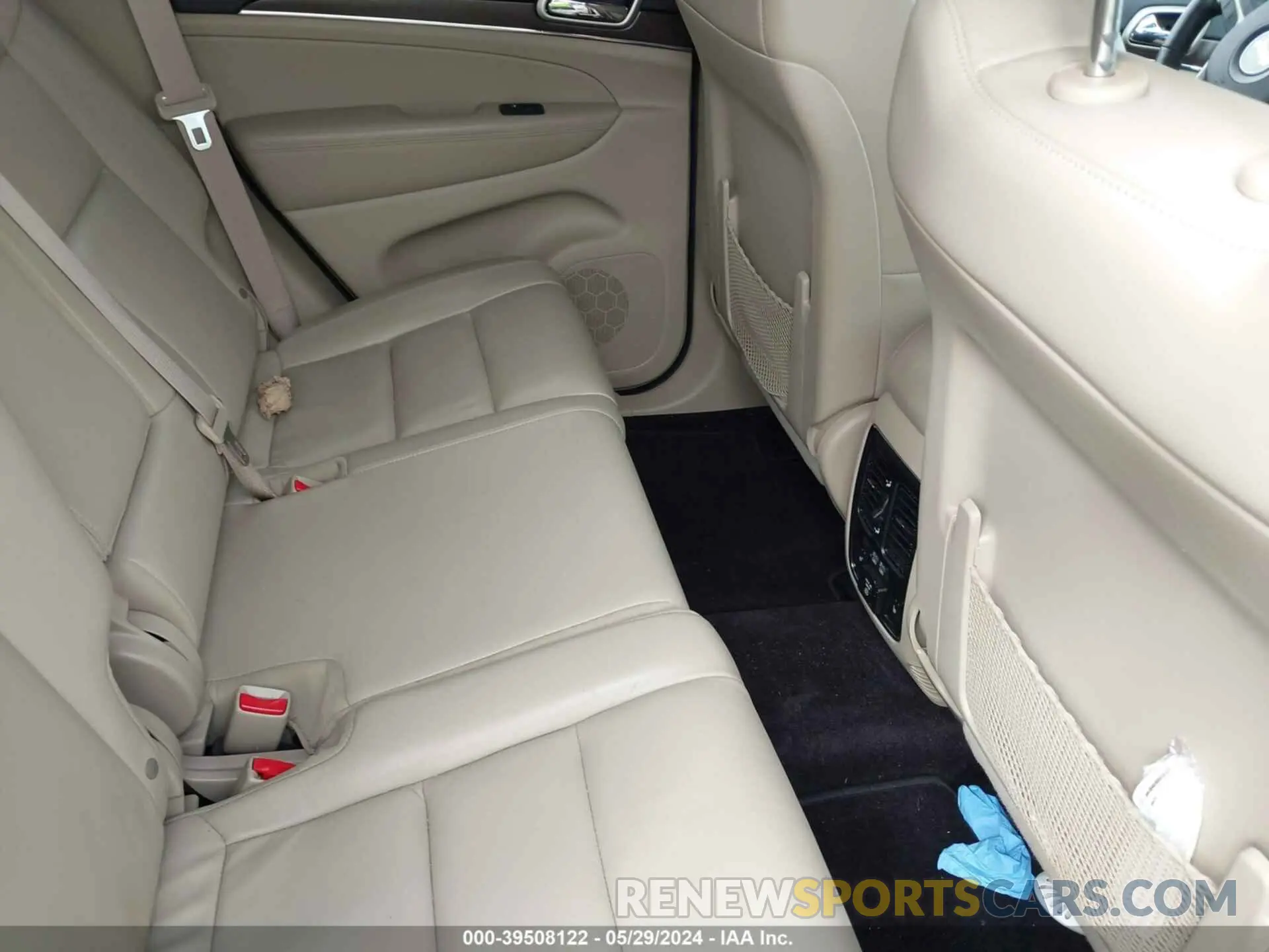 8 Photograph of a damaged car 1C4RJFBG8HC954507 JEEP GRAND CHEROKEE 2017