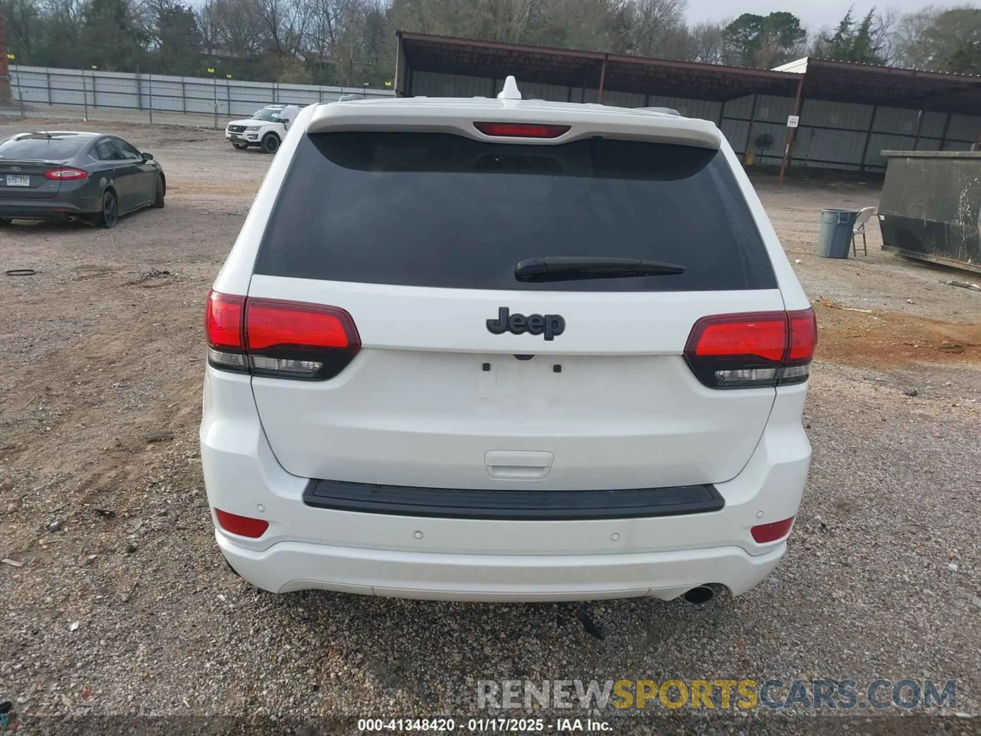 17 Photograph of a damaged car 1C4RJEAG3KC572713 JEEP GRAND CHEROKEE 2019