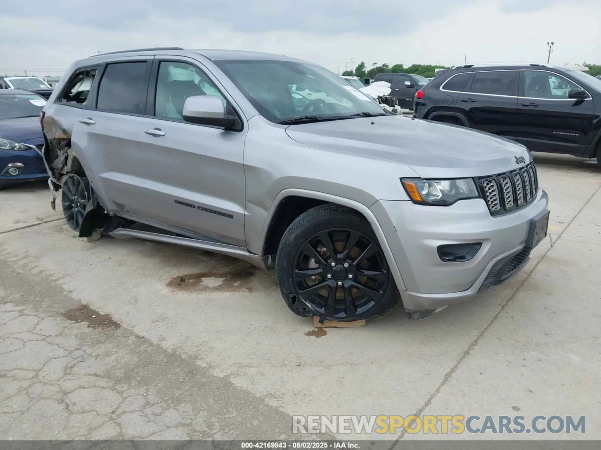 1 Photograph of a damaged car 1C4RJEAG3KC672617 JEEP GRAND CHEROKEE 2019