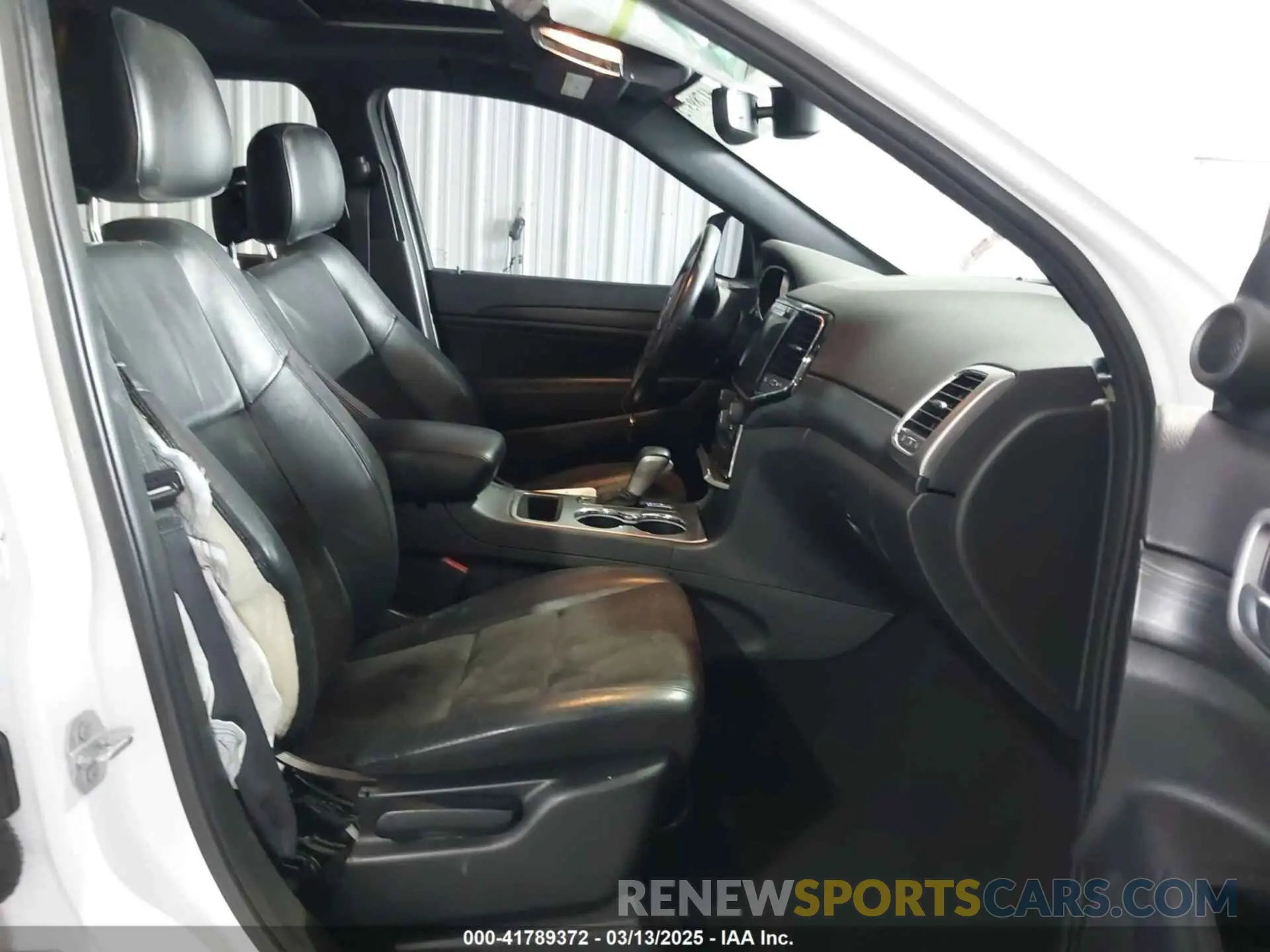 5 Photograph of a damaged car 1C4RJEAG4KC673422 JEEP GRAND CHEROKEE 2019