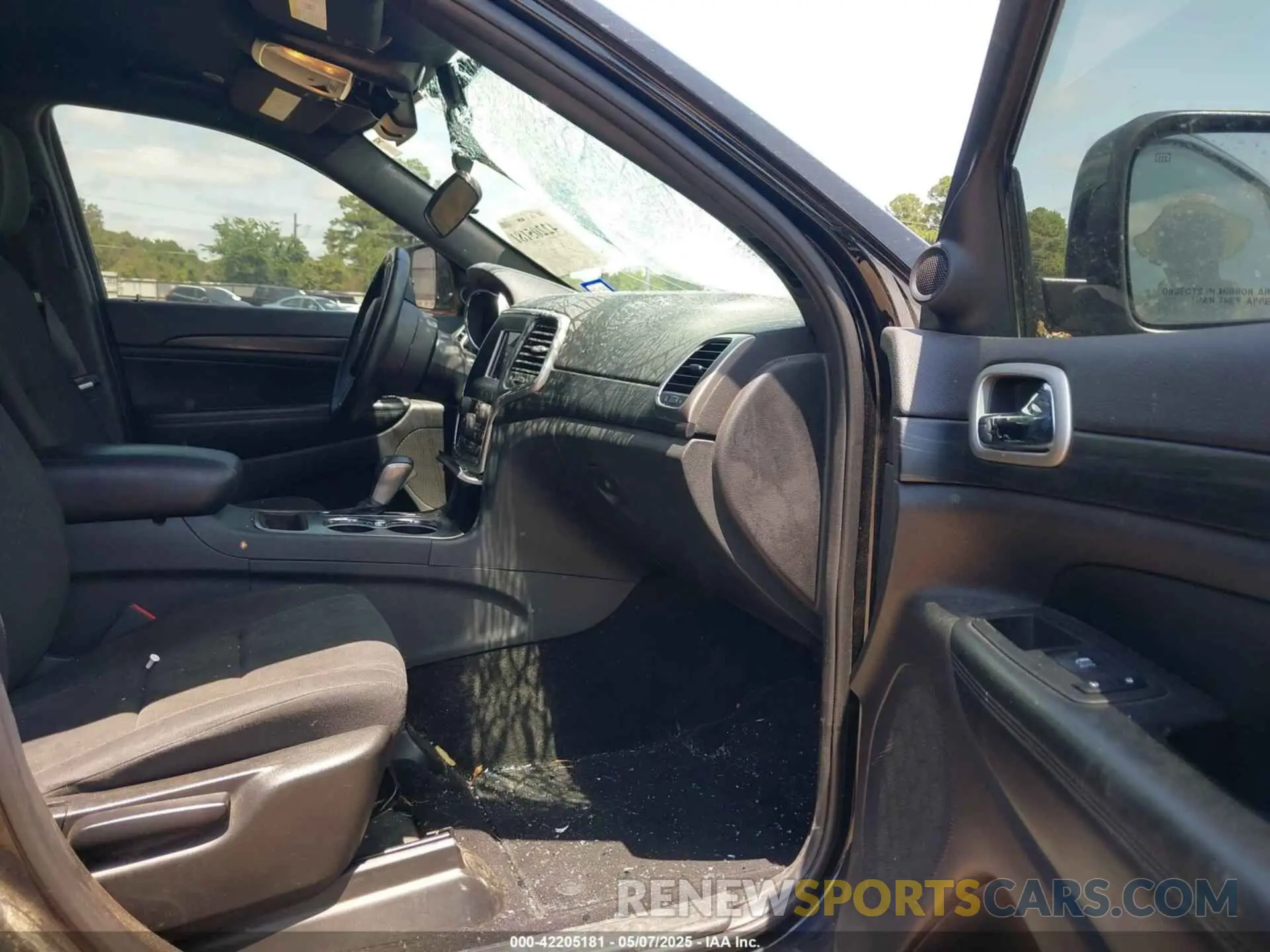 5 Photograph of a damaged car 1C4RJEAG4KC690043 JEEP GRAND CHEROKEE 2019