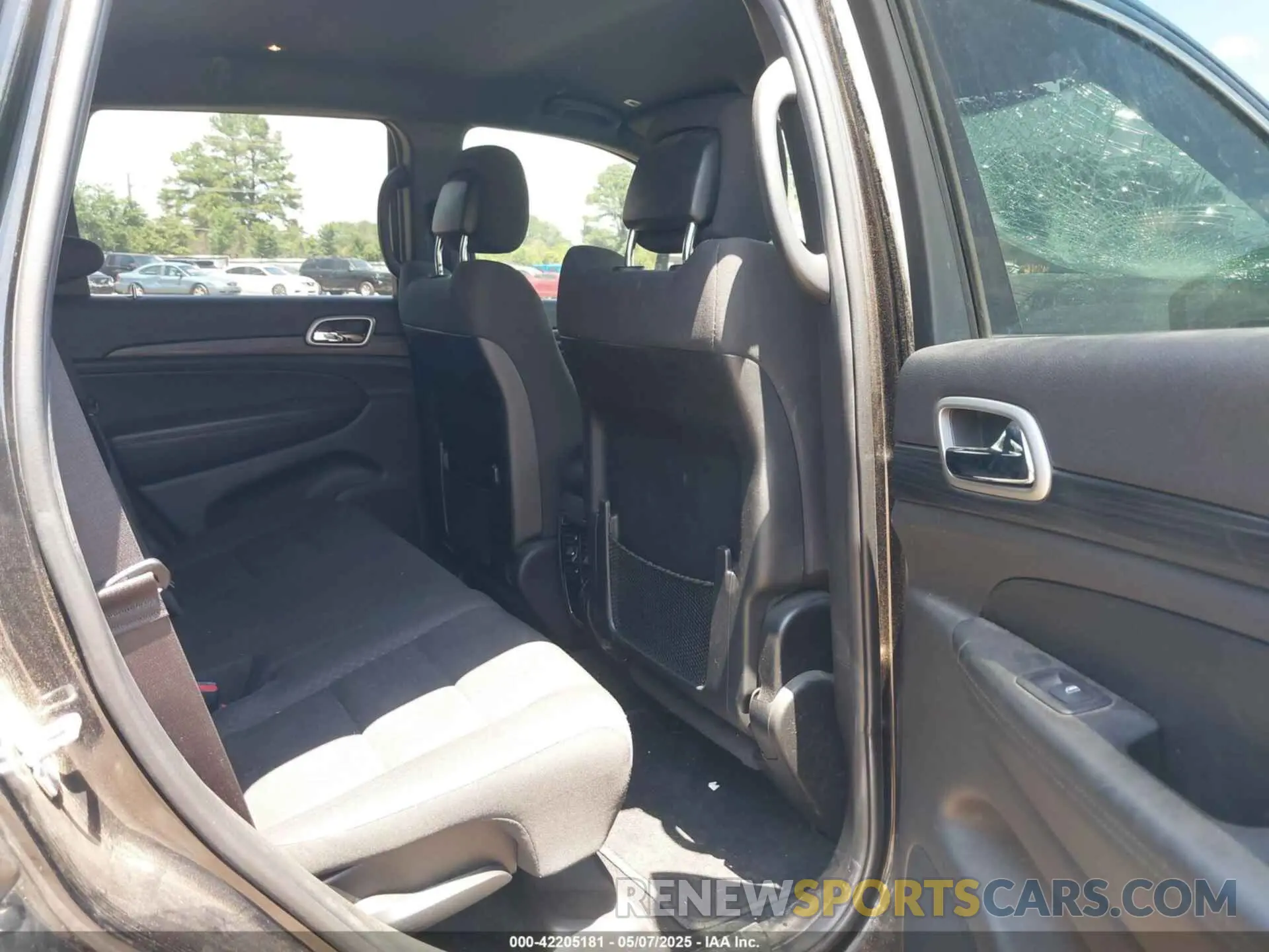 8 Photograph of a damaged car 1C4RJEAG4KC690043 JEEP GRAND CHEROKEE 2019