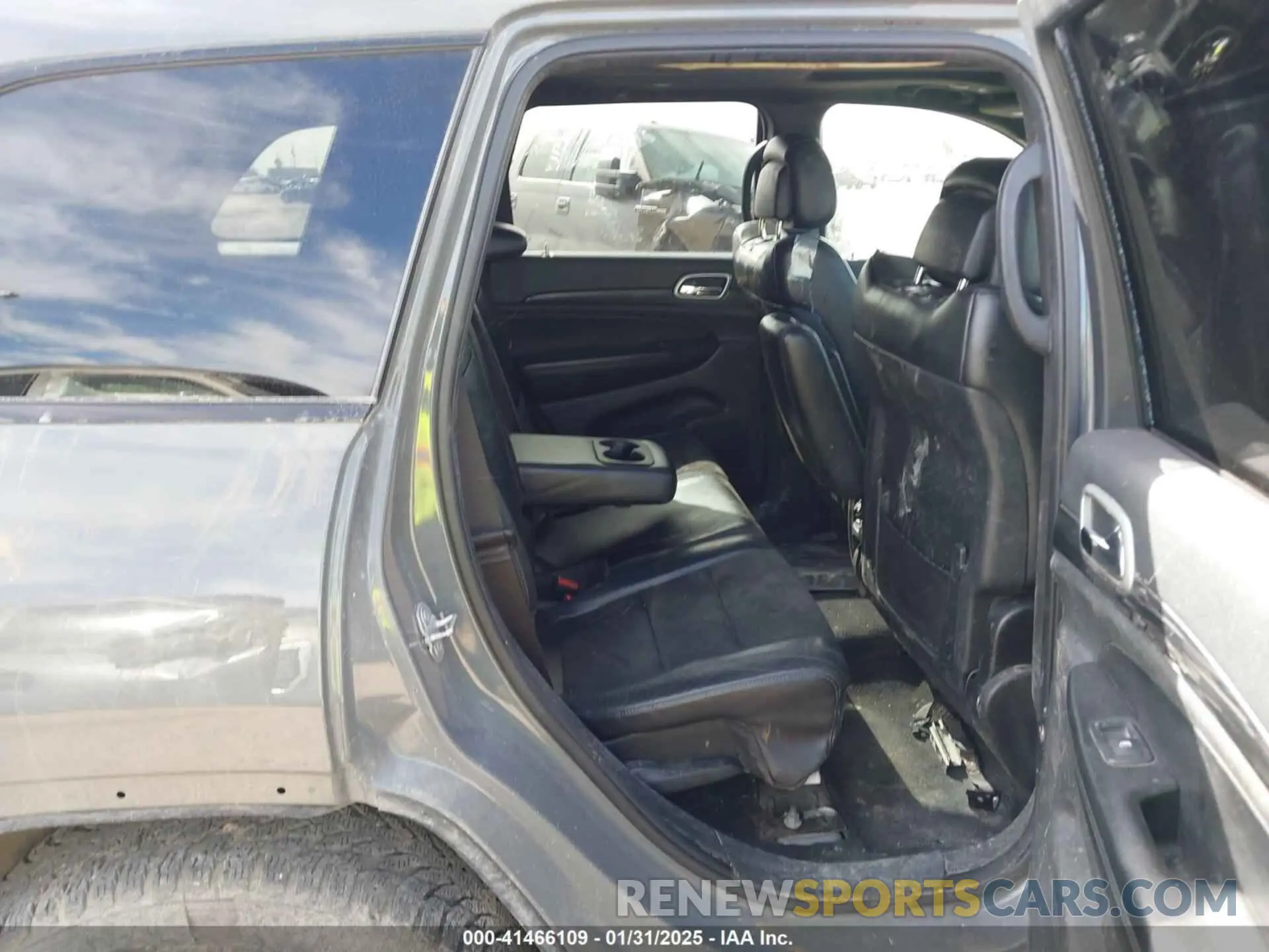 8 Photograph of a damaged car 1C4RJEAG6KC672451 JEEP GRAND CHEROKEE 2019