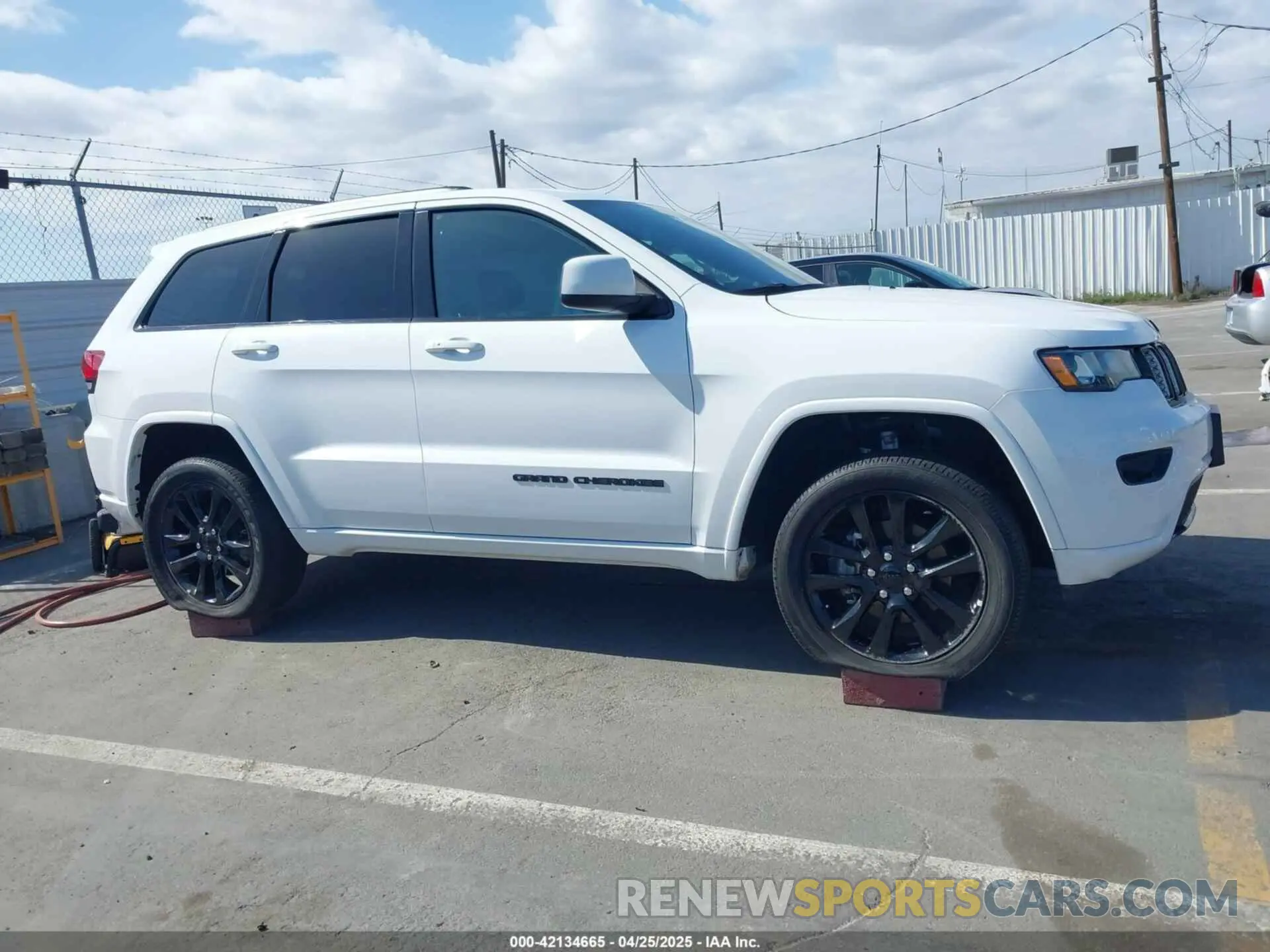 12 Photograph of a damaged car 1C4RJEAG8KC698713 JEEP GRAND CHEROKEE 2019