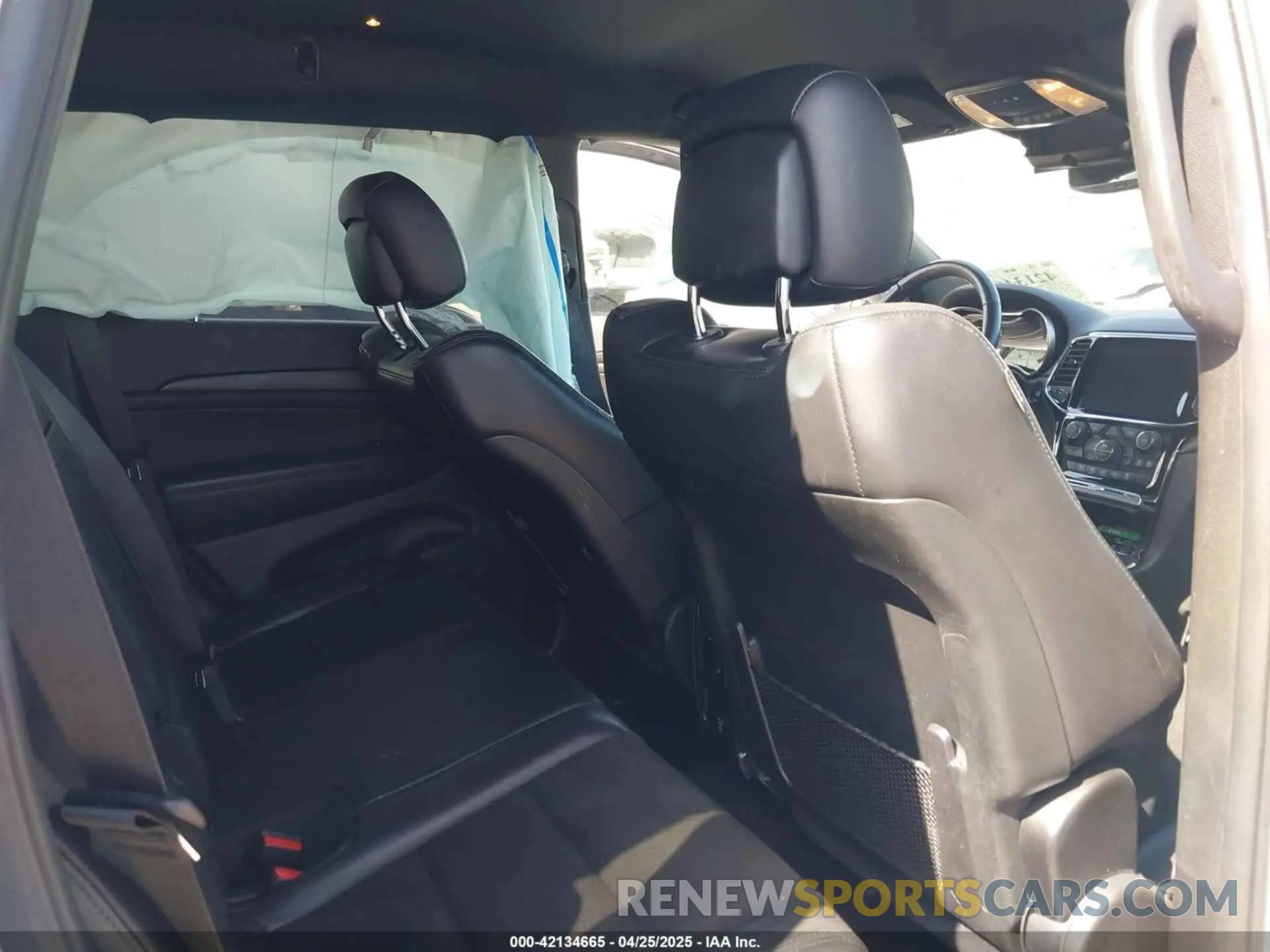 8 Photograph of a damaged car 1C4RJEAG8KC698713 JEEP GRAND CHEROKEE 2019