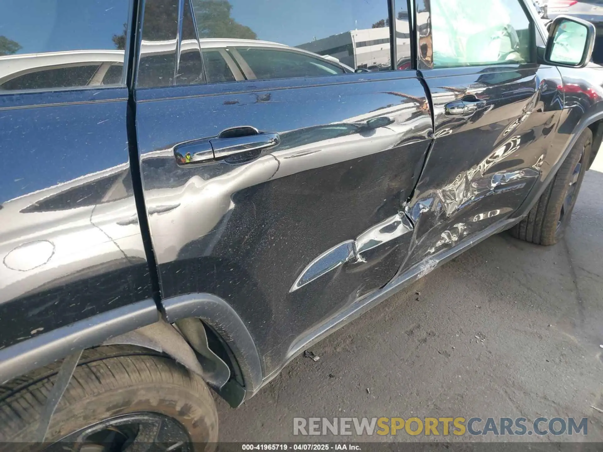 18 Photograph of a damaged car 1C4RJEAGXKC543144 JEEP GRAND CHEROKEE 2019