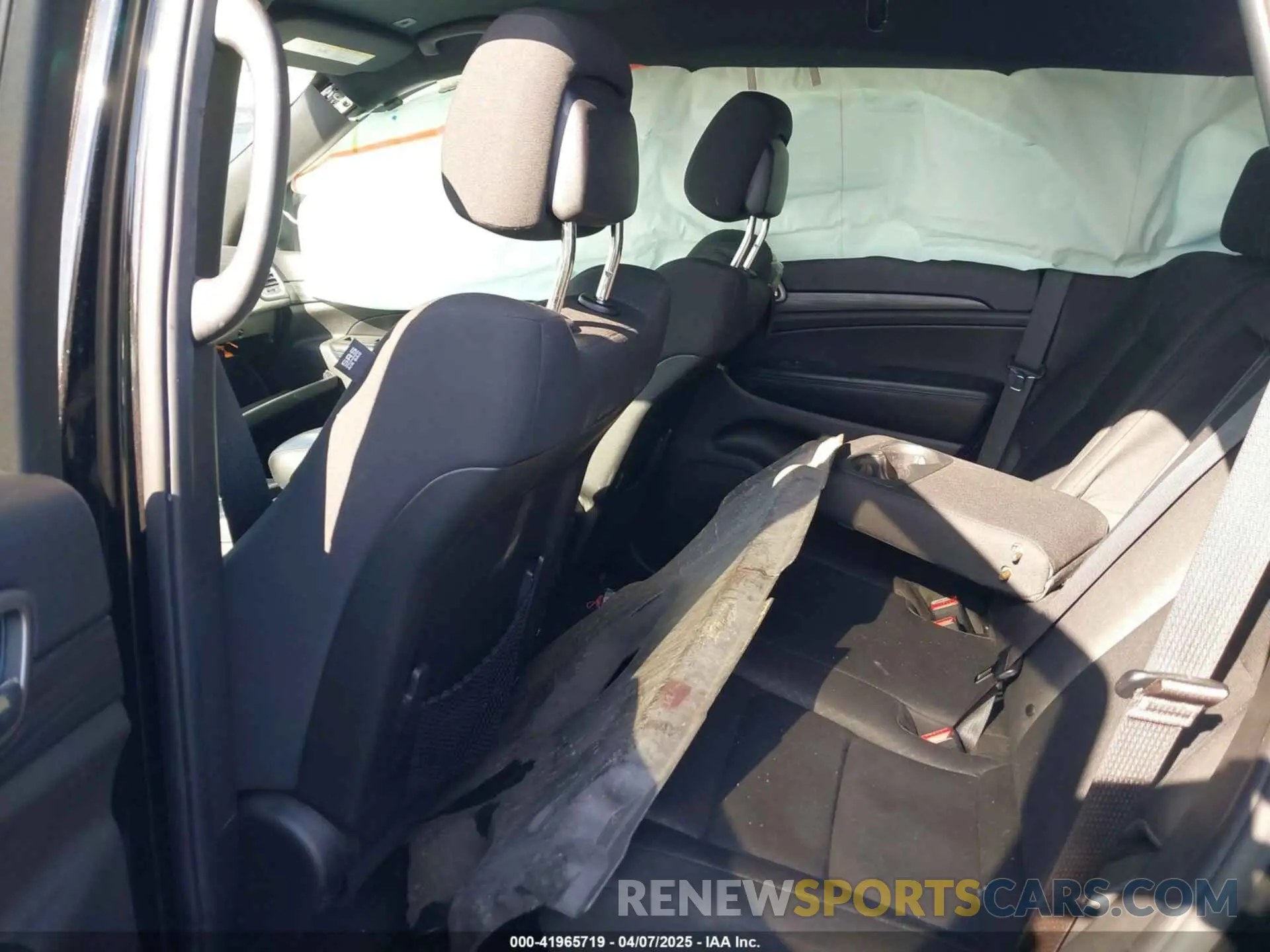 8 Photograph of a damaged car 1C4RJEAGXKC543144 JEEP GRAND CHEROKEE 2019