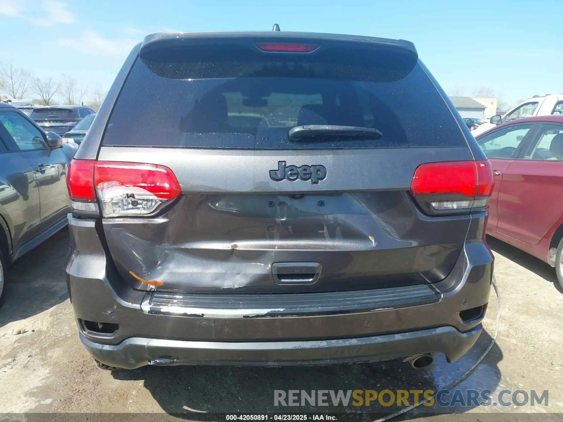 16 Photograph of a damaged car 1C4RJEBG1KC603570 JEEP GRAND CHEROKEE 2019