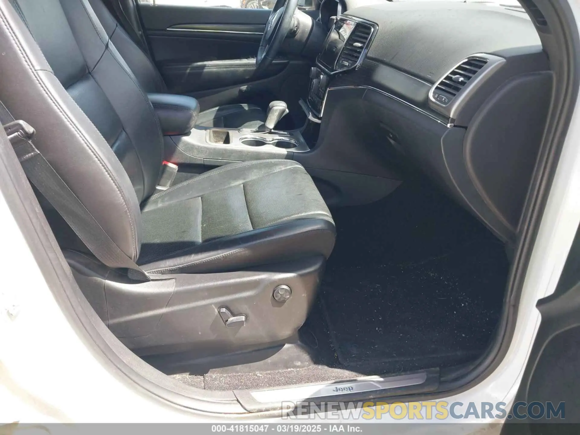 5 Photograph of a damaged car 1C4RJEBG7KC680587 JEEP GRAND CHEROKEE 2019