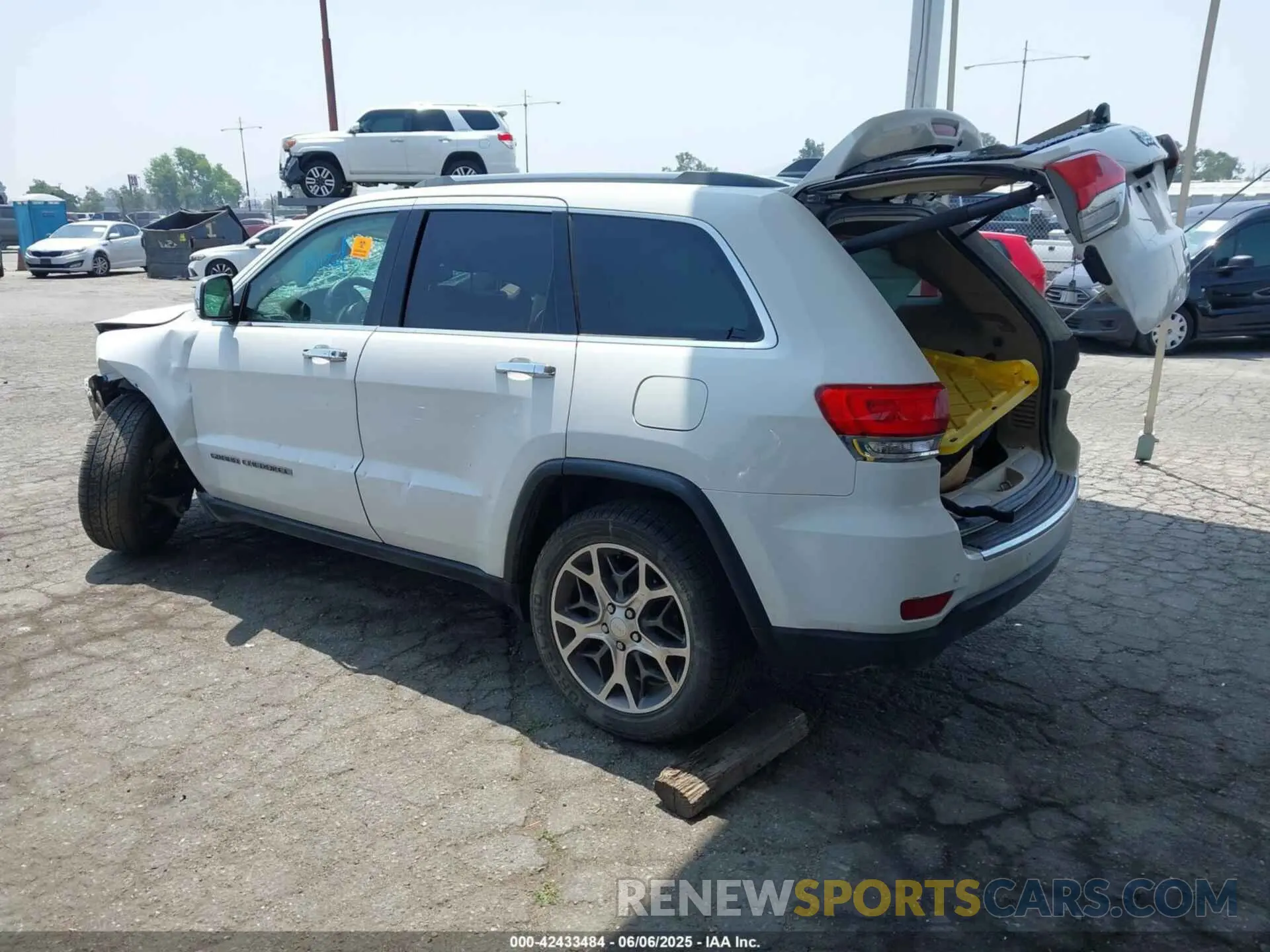 3 Фотография поврежденного автомобиля 1C4RJEBG7KC680959 JEEP GRAND CHEROKEE 2019