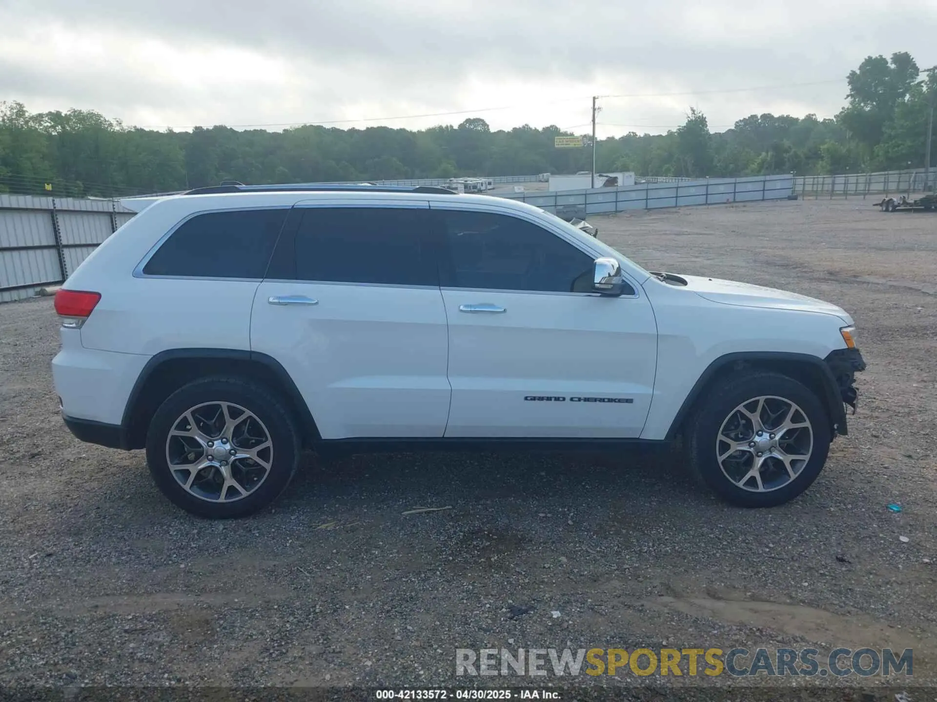 14 Photograph of a damaged car 1C4RJEBG8KC556313 JEEP GRAND CHEROKEE 2019