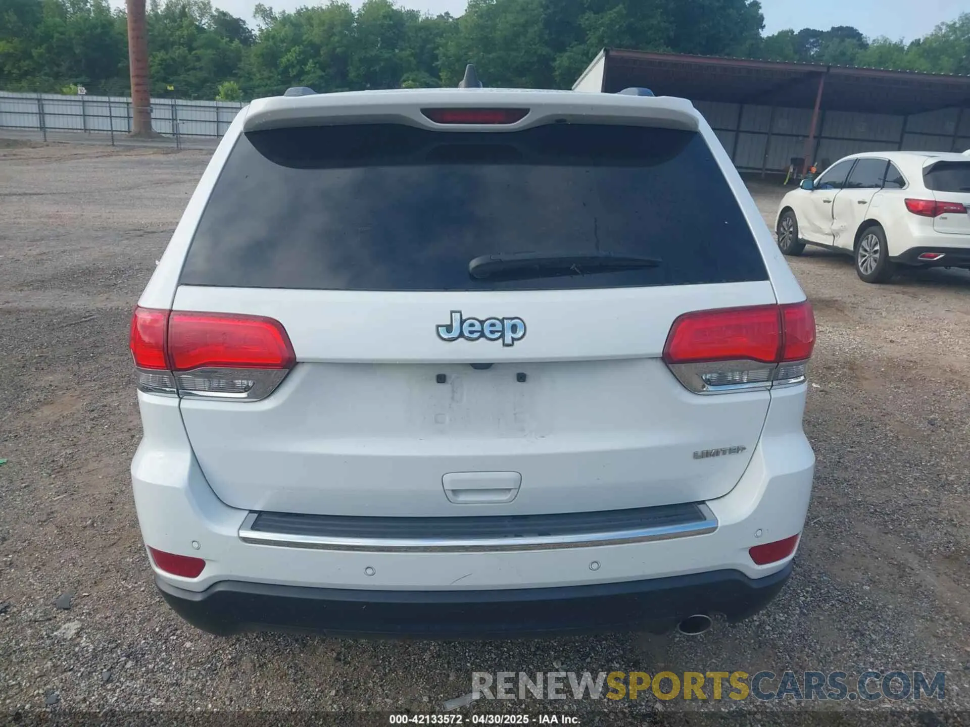 17 Photograph of a damaged car 1C4RJEBG8KC556313 JEEP GRAND CHEROKEE 2019