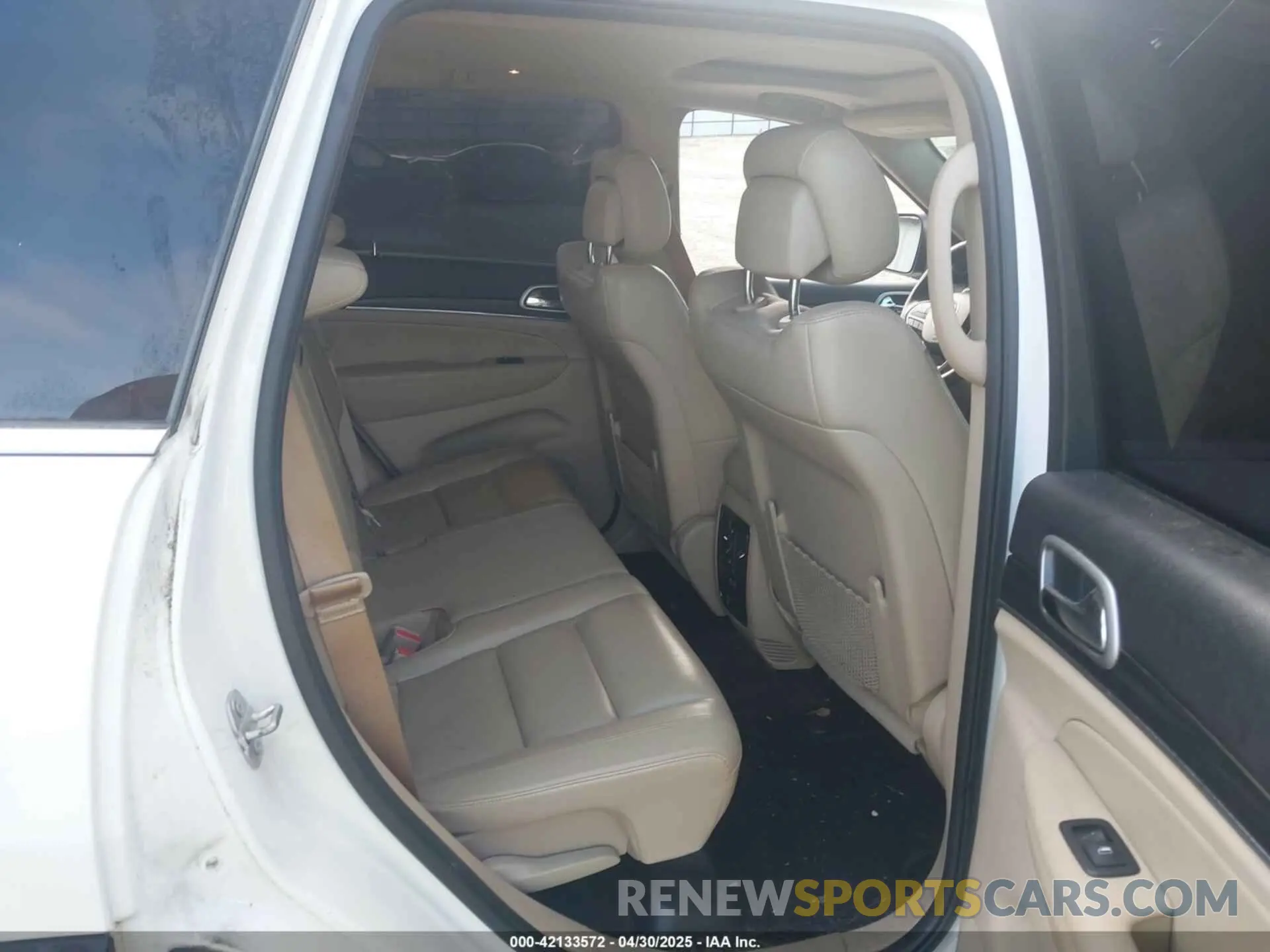 8 Photograph of a damaged car 1C4RJEBG8KC556313 JEEP GRAND CHEROKEE 2019