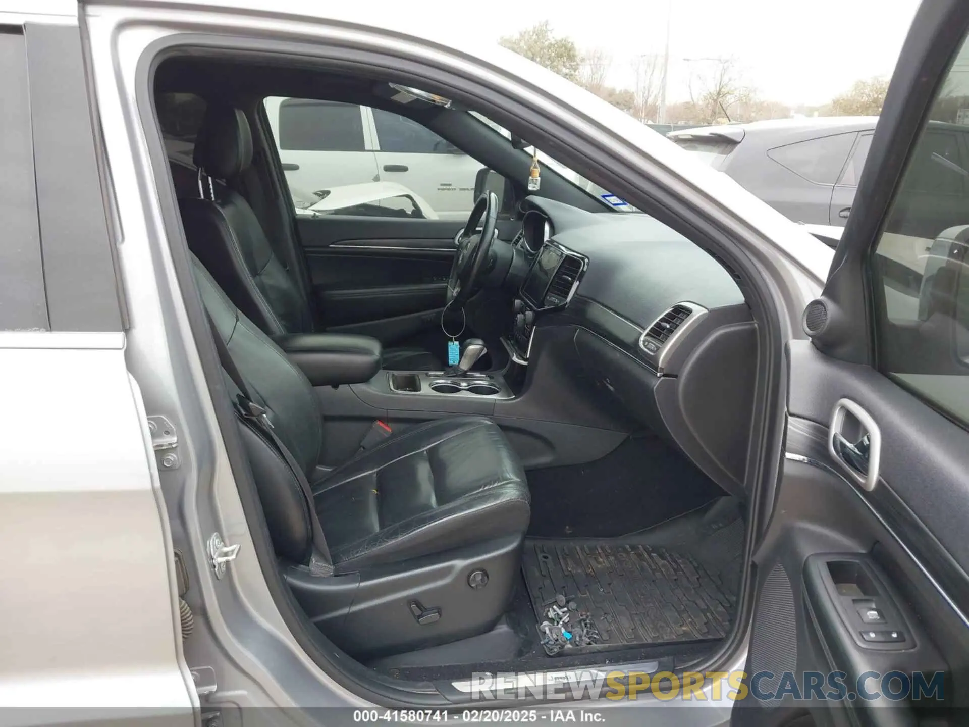 5 Photograph of a damaged car 1C4RJEBG8KC752297 JEEP GRAND CHEROKEE 2019