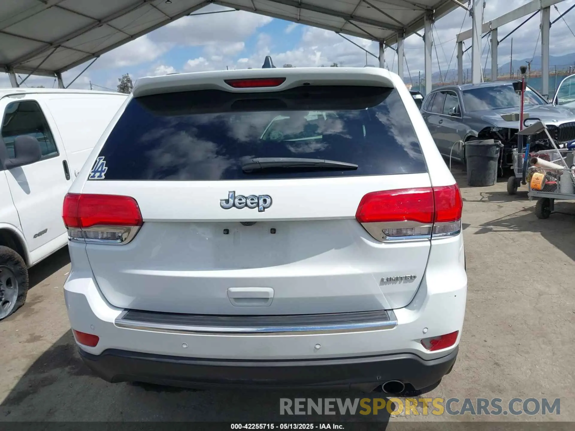17 Photograph of a damaged car 1C4RJEBG8KC789978 JEEP GRAND CHEROKEE 2019