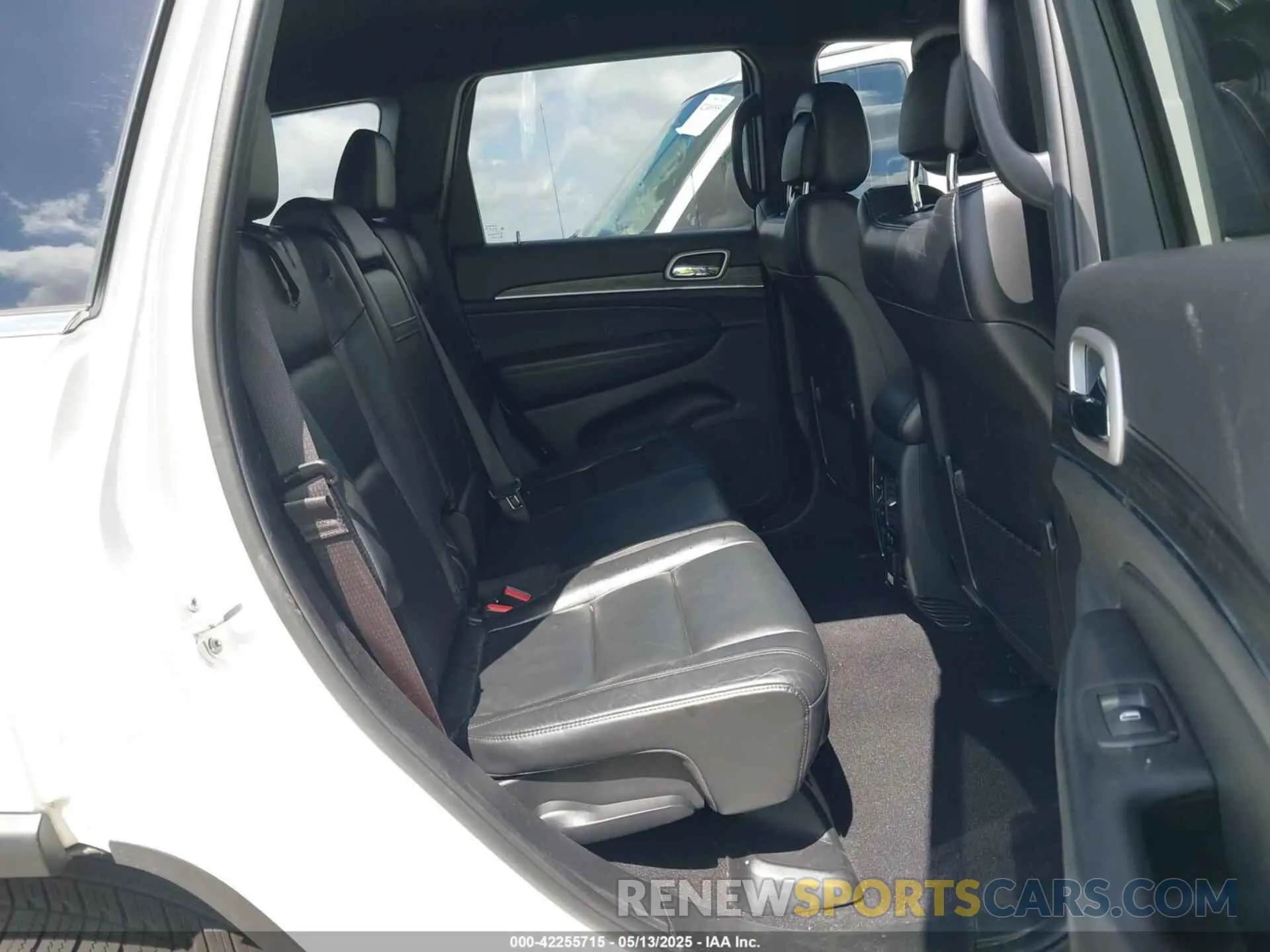 8 Photograph of a damaged car 1C4RJEBG8KC789978 JEEP GRAND CHEROKEE 2019