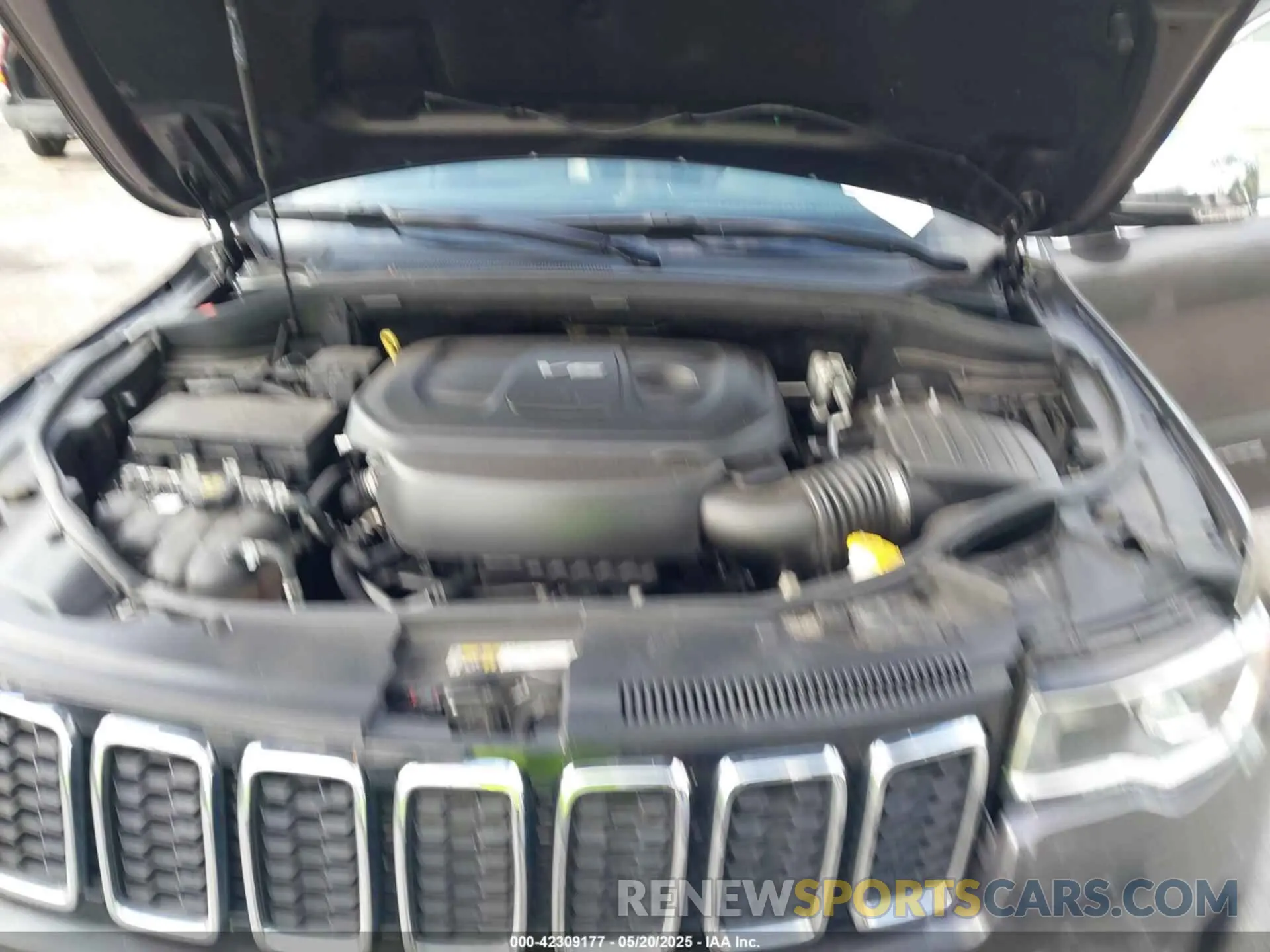 10 Photograph of a damaged car 1C4RJEBG9KC658798 JEEP GRAND CHEROKEE 2019