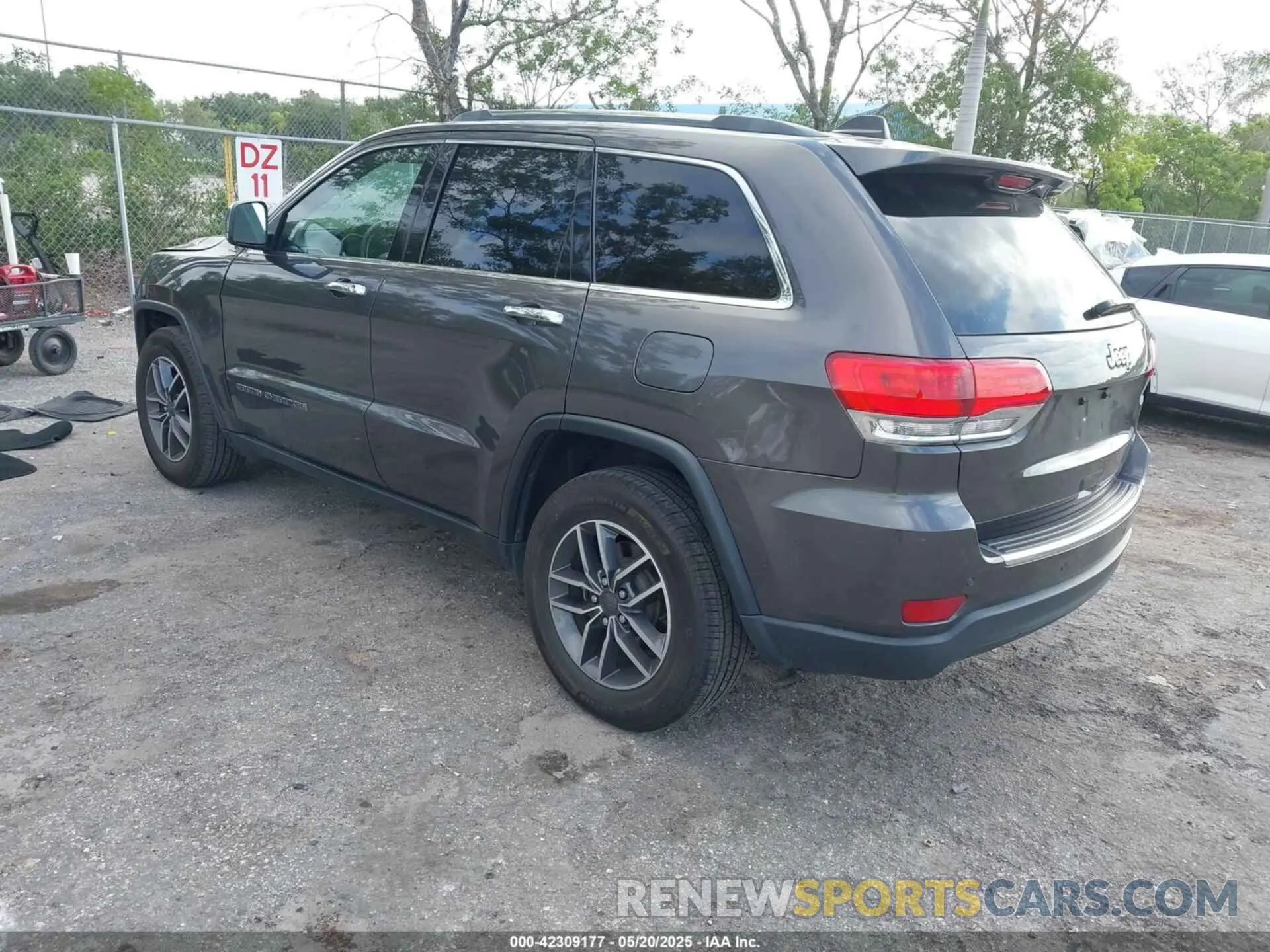 3 Photograph of a damaged car 1C4RJEBG9KC658798 JEEP GRAND CHEROKEE 2019