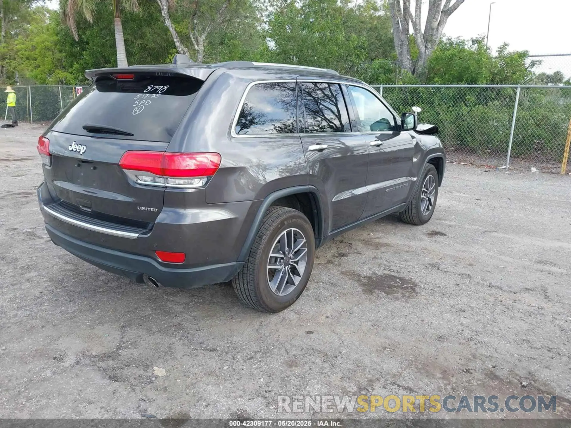 4 Photograph of a damaged car 1C4RJEBG9KC658798 JEEP GRAND CHEROKEE 2019