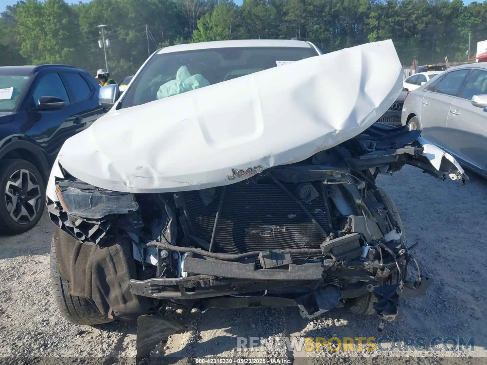 12 Photograph of a damaged car 1C4RJEBG9KC680641 JEEP GRAND CHEROKEE 2019