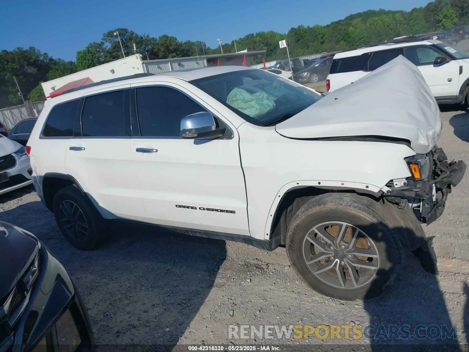 13 Photograph of a damaged car 1C4RJEBG9KC680641 JEEP GRAND CHEROKEE 2019