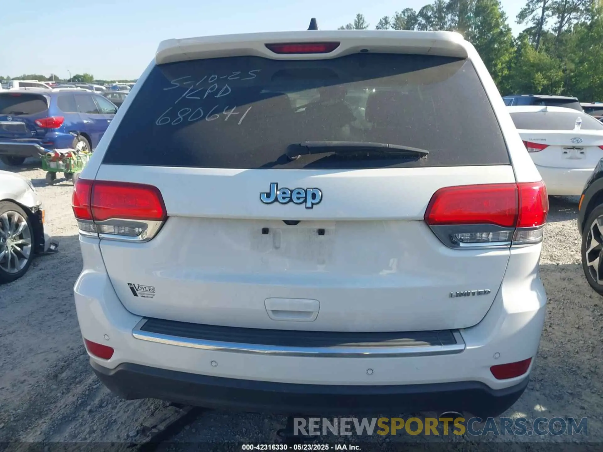 16 Photograph of a damaged car 1C4RJEBG9KC680641 JEEP GRAND CHEROKEE 2019