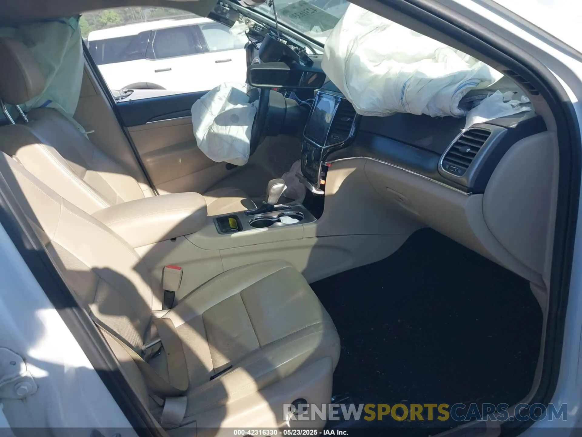5 Photograph of a damaged car 1C4RJEBG9KC680641 JEEP GRAND CHEROKEE 2019