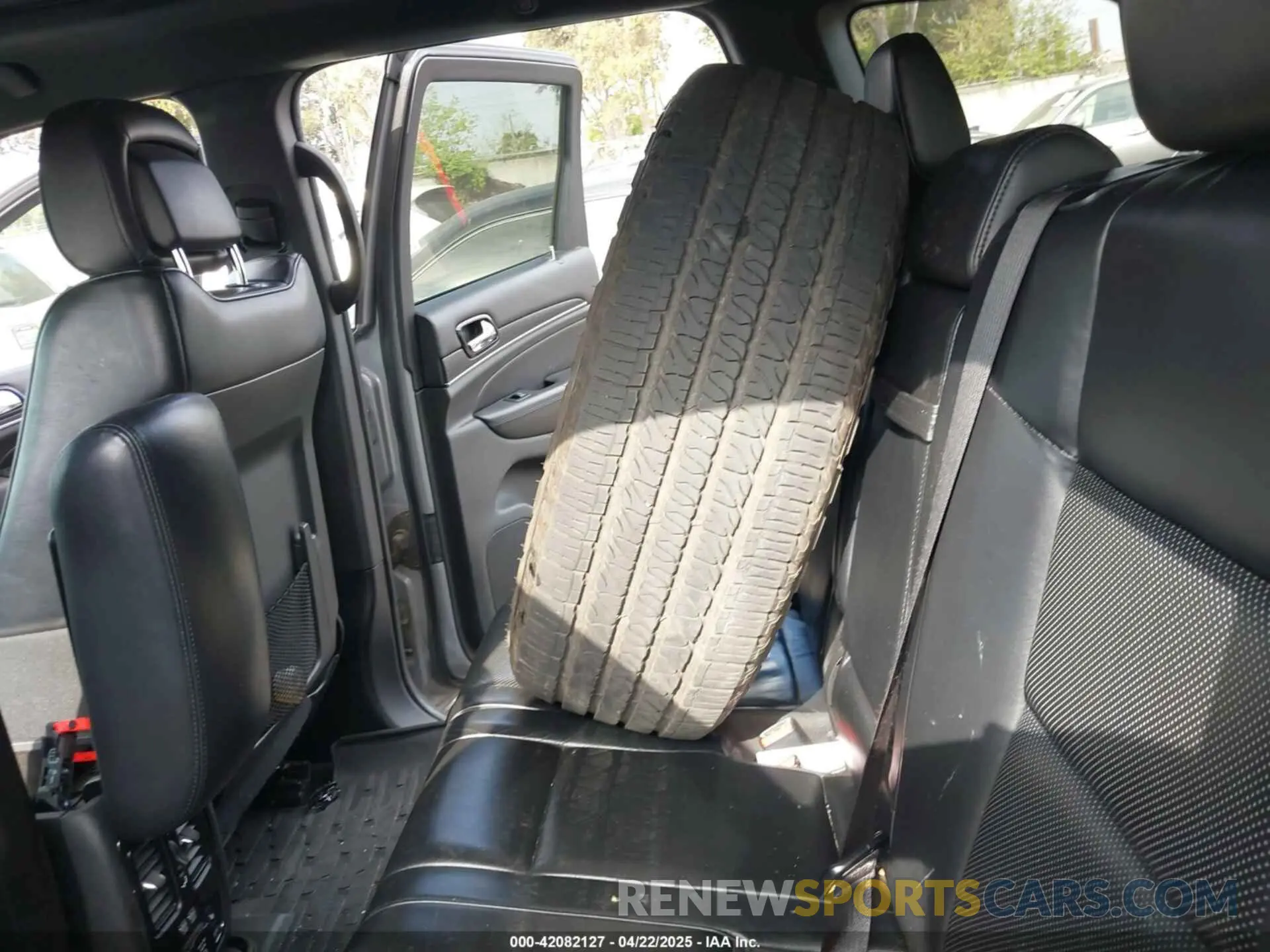 12 Photograph of a damaged car 1C4RJECG1KC555910 JEEP GRAND CHEROKEE 2019