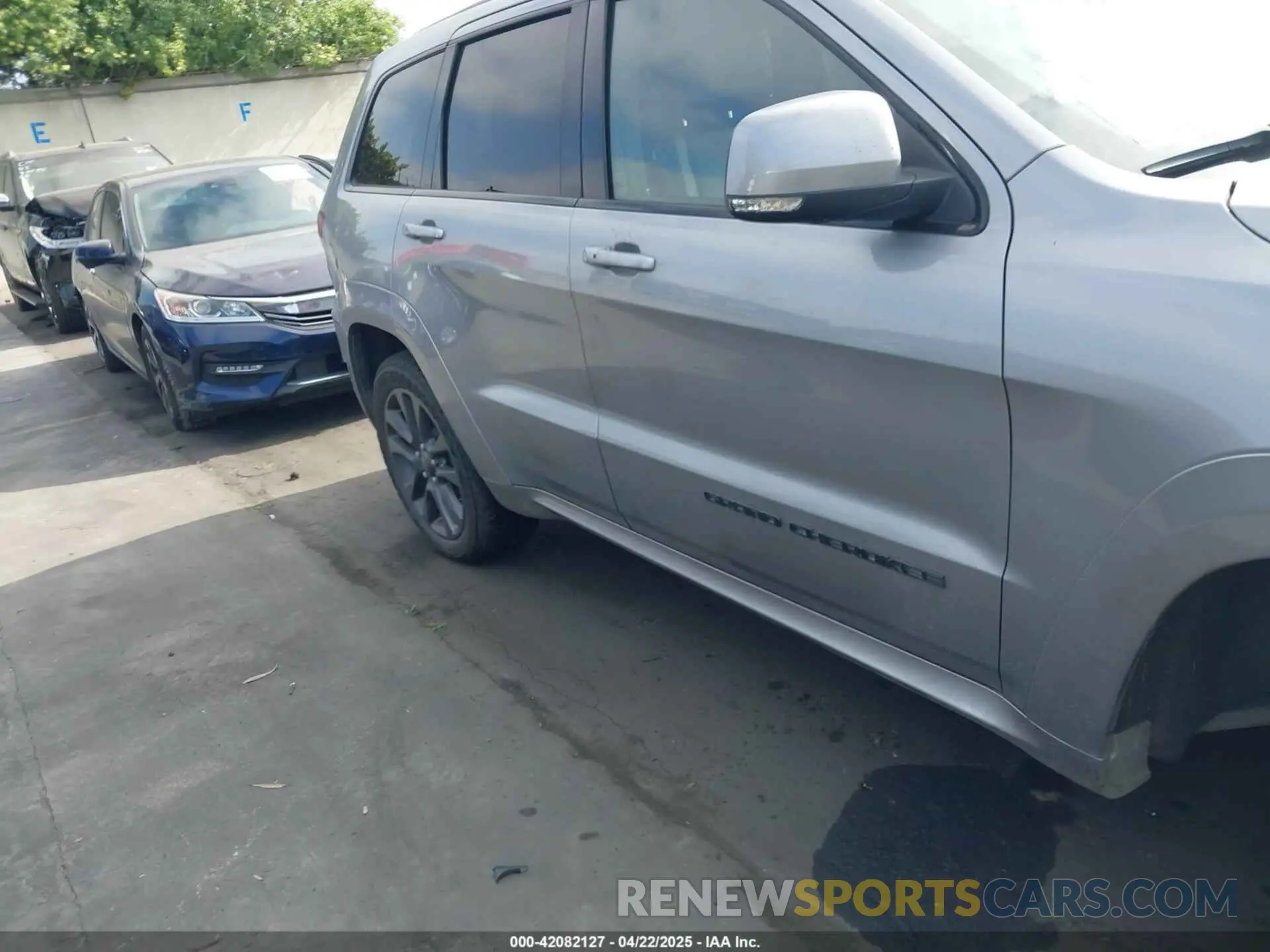 14 Photograph of a damaged car 1C4RJECG1KC555910 JEEP GRAND CHEROKEE 2019