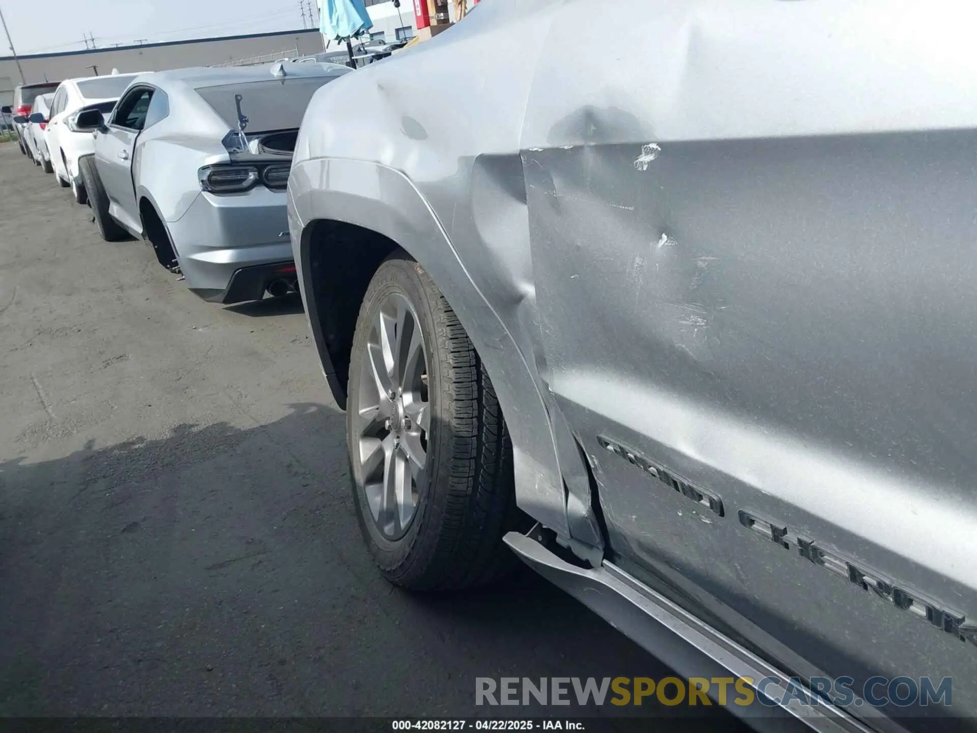 18 Photograph of a damaged car 1C4RJECG1KC555910 JEEP GRAND CHEROKEE 2019