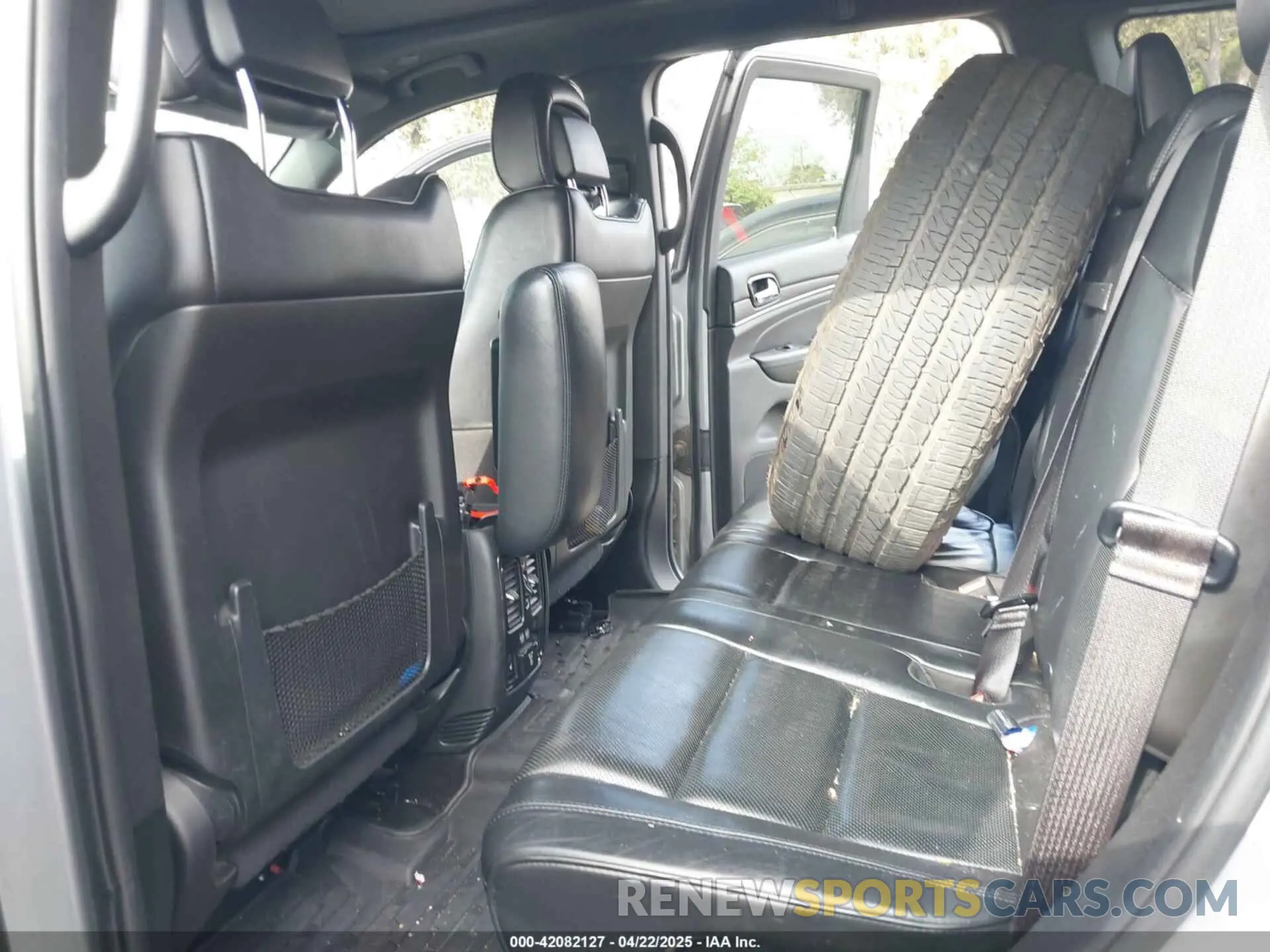 8 Photograph of a damaged car 1C4RJECG1KC555910 JEEP GRAND CHEROKEE 2019