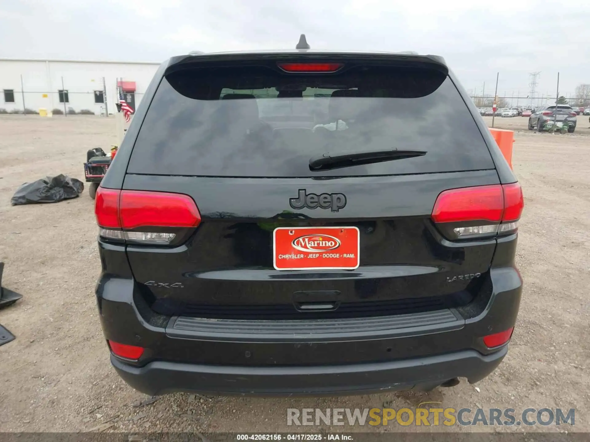 17 Photograph of a damaged car 1C4RJFAG1KC527291 JEEP GRAND CHEROKEE 2019