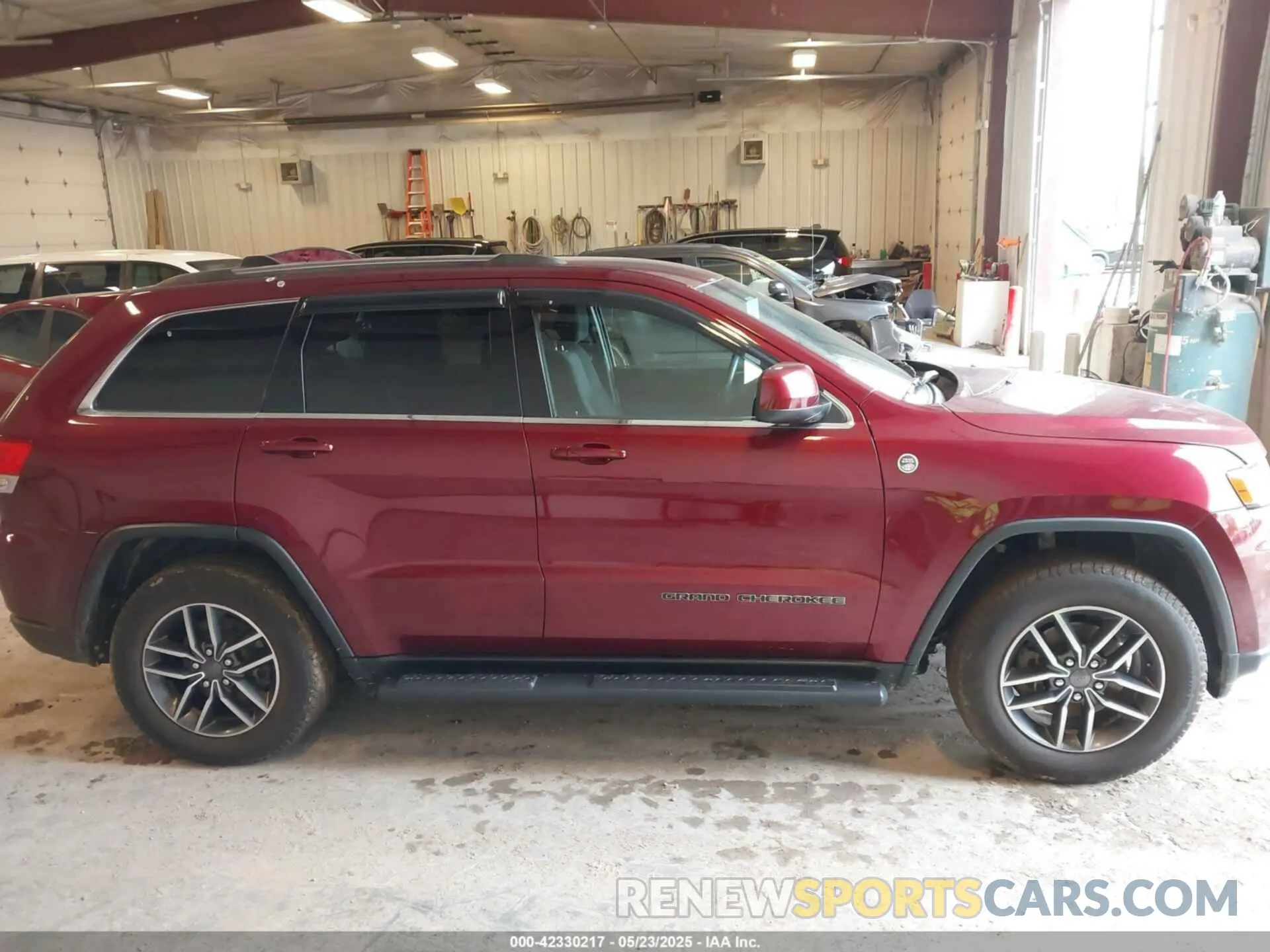 13 Photograph of a damaged car 1C4RJFAG1KC558539 JEEP GRAND CHEROKEE 2019