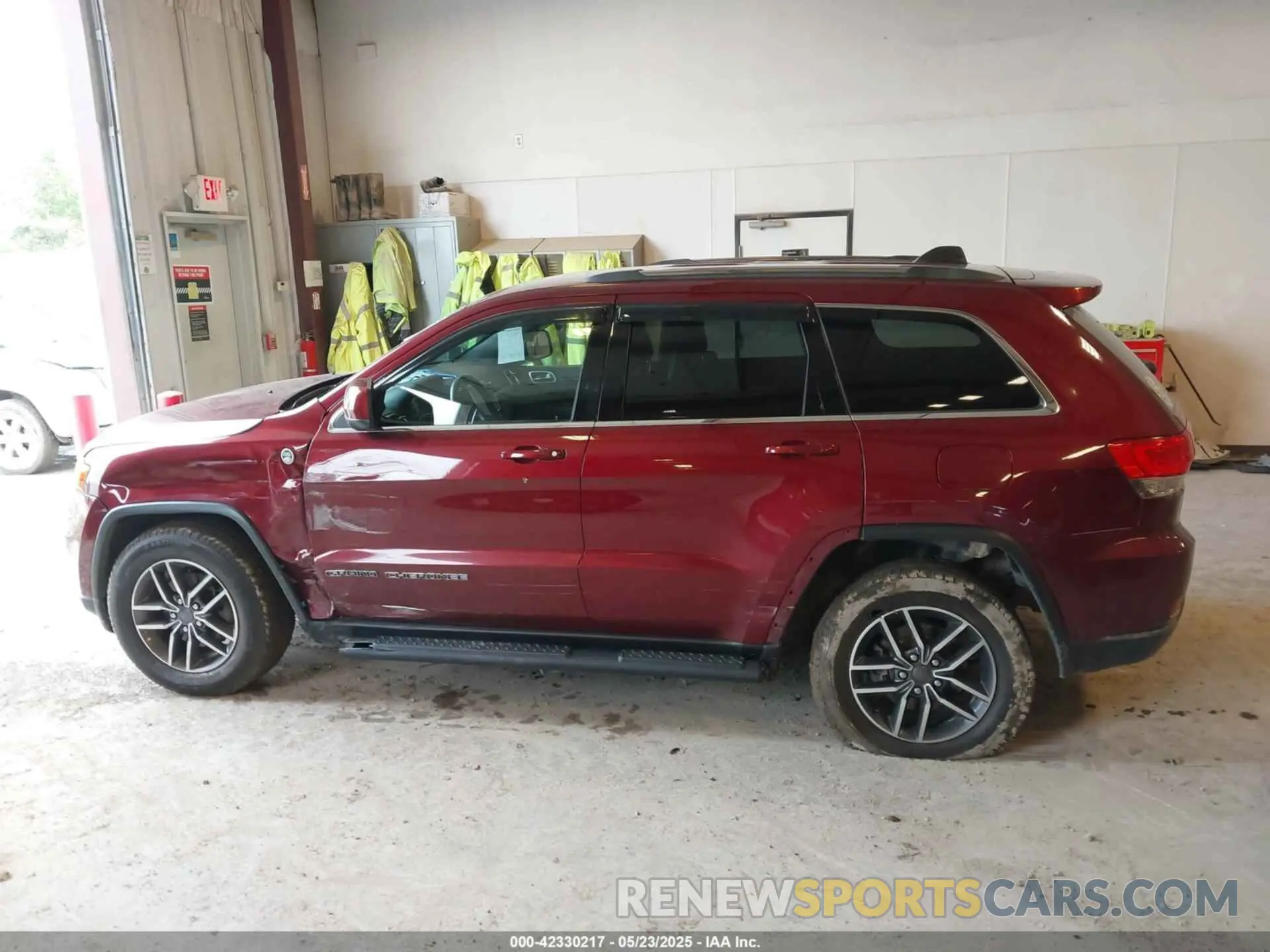 14 Photograph of a damaged car 1C4RJFAG1KC558539 JEEP GRAND CHEROKEE 2019