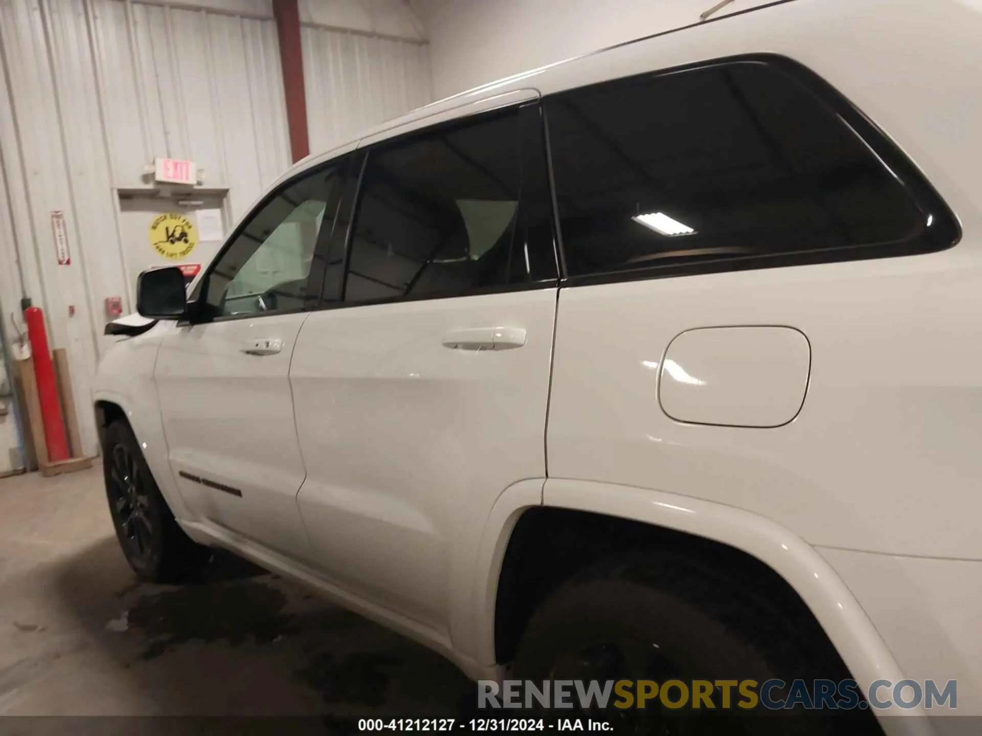 15 Photograph of a damaged car 1C4RJFAG1KC694590 JEEP GRAND CHEROKEE 2019