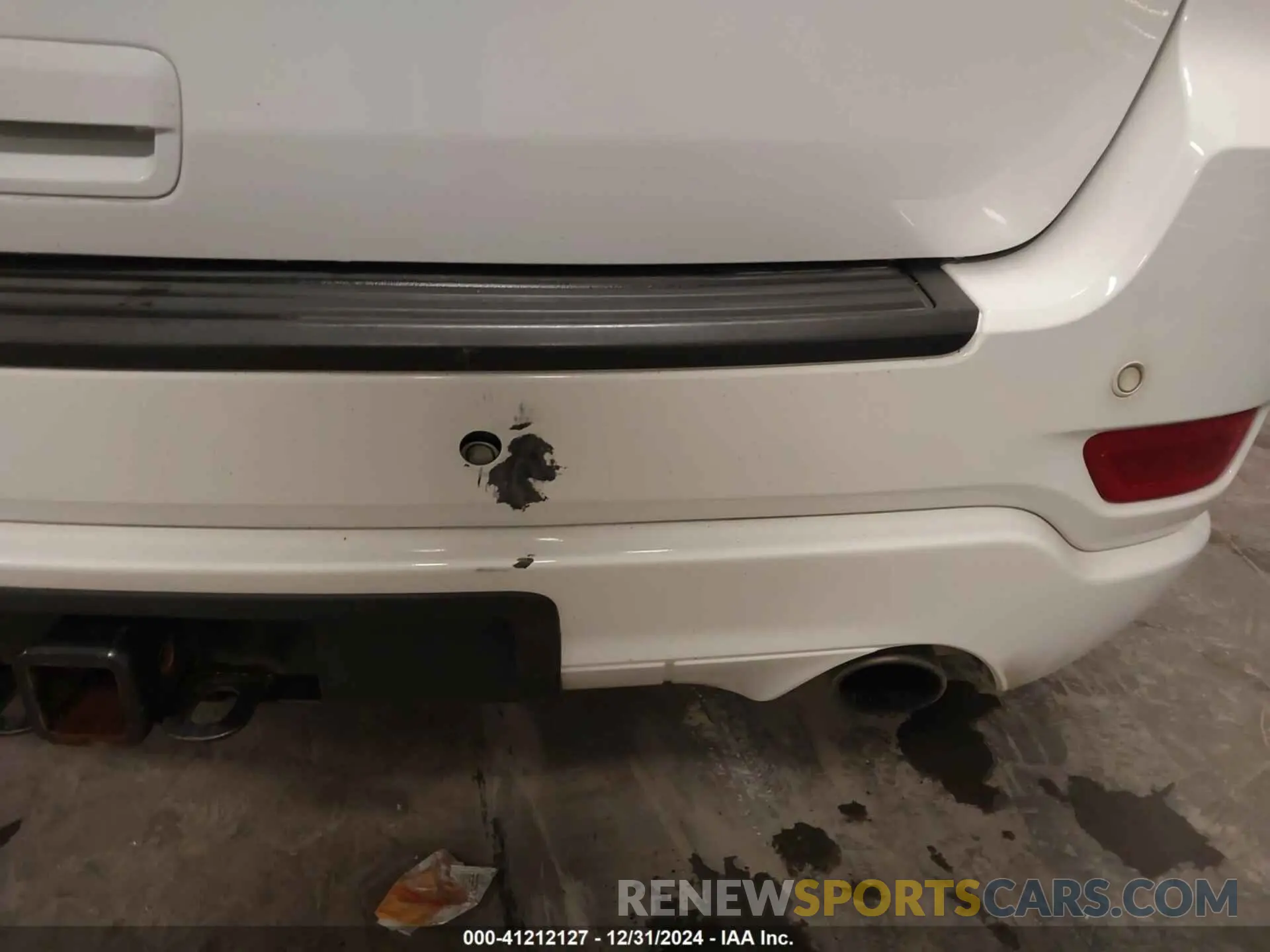 18 Photograph of a damaged car 1C4RJFAG1KC694590 JEEP GRAND CHEROKEE 2019