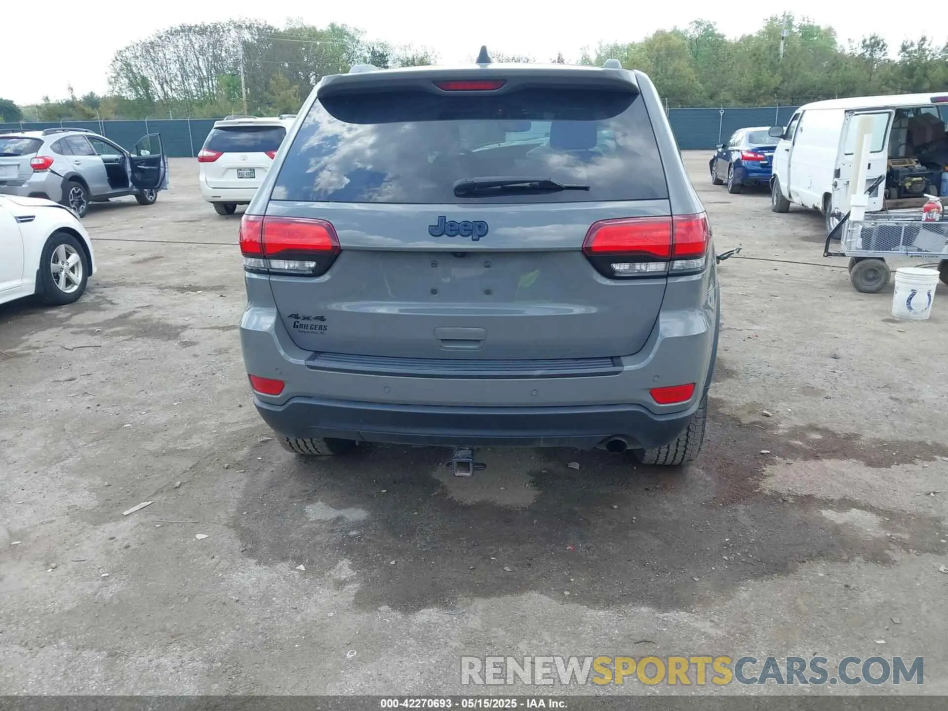 17 Photograph of a damaged car 1C4RJFAG1KC829700 JEEP GRAND CHEROKEE 2019