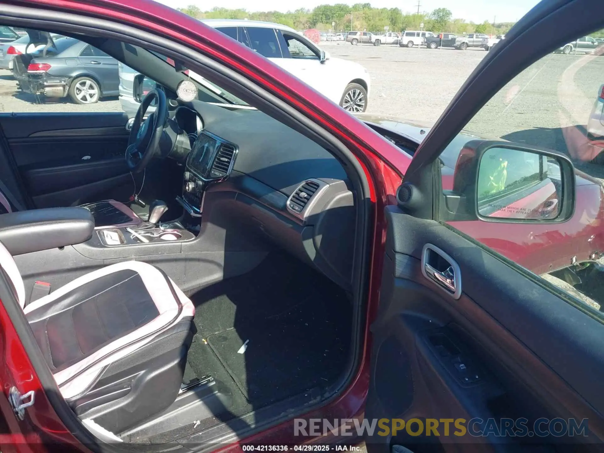 5 Photograph of a damaged car 1C4RJFAG2KC607036 JEEP GRAND CHEROKEE 2019