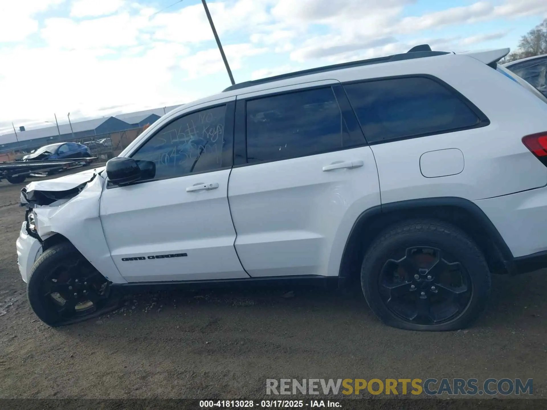 13 Photograph of a damaged car 1C4RJFAG3KC538048 JEEP GRAND CHEROKEE 2019