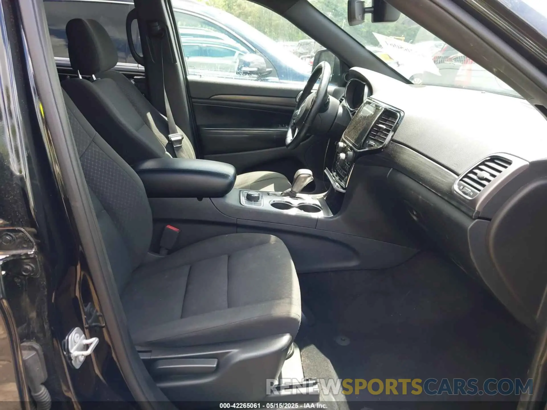 5 Photograph of a damaged car 1C4RJFAG3KC566268 JEEP GRAND CHEROKEE 2019