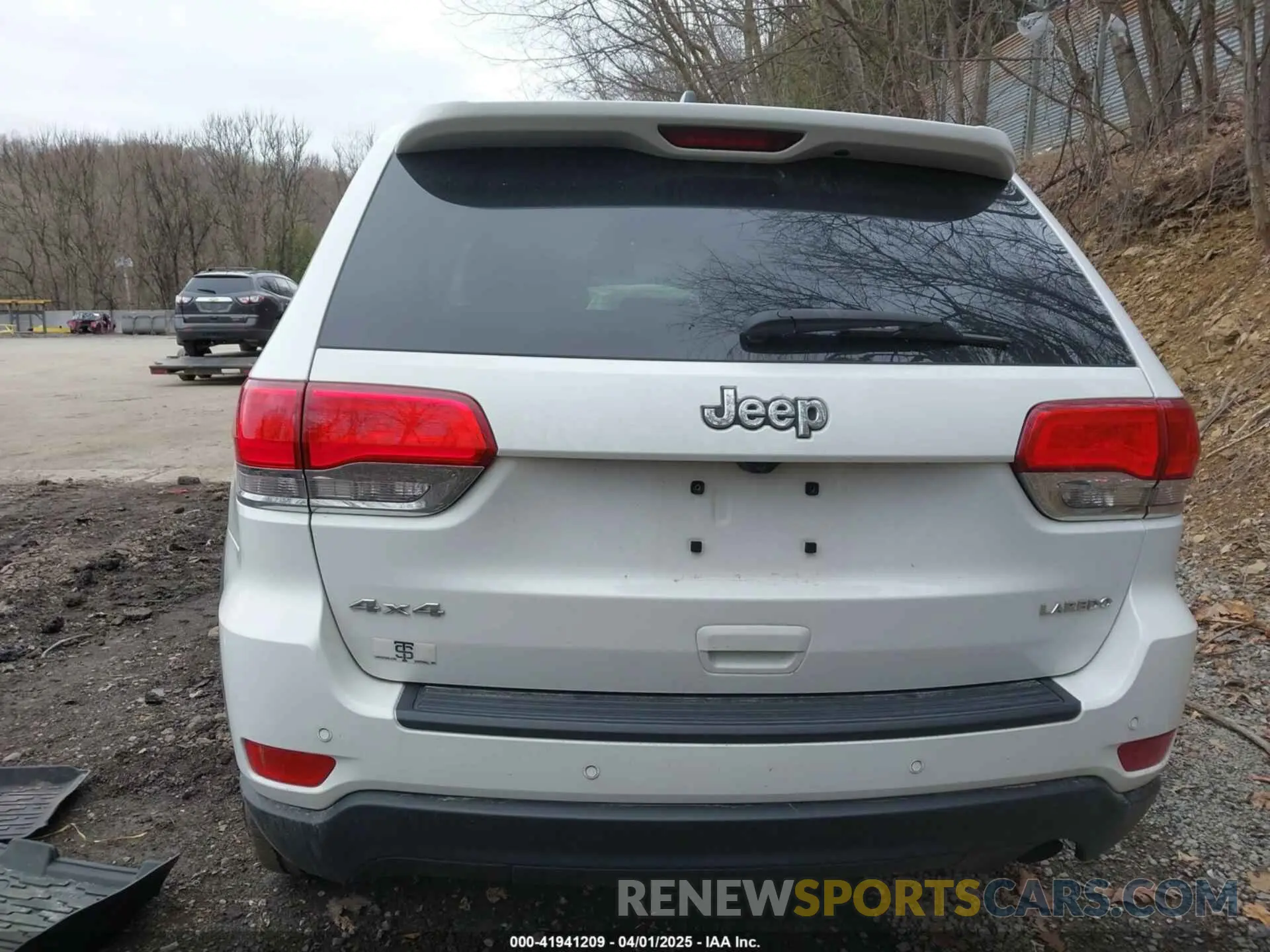 17 Photograph of a damaged car 1C4RJFAG4KC706571 JEEP GRAND CHEROKEE 2019