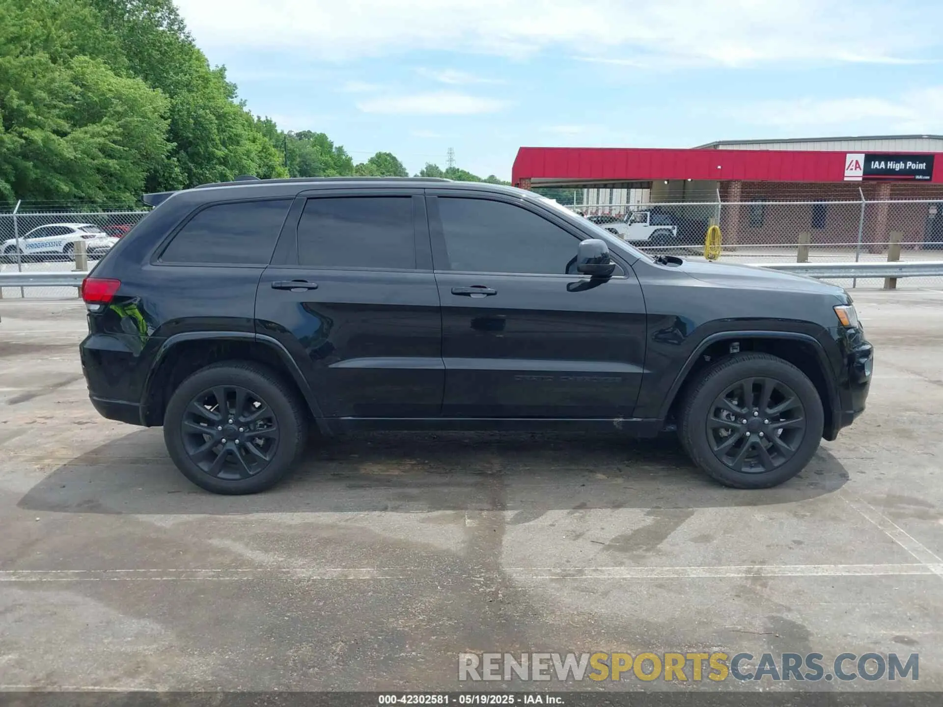 13 Photograph of a damaged car 1C4RJFAG5KC830722 JEEP GRAND CHEROKEE 2019