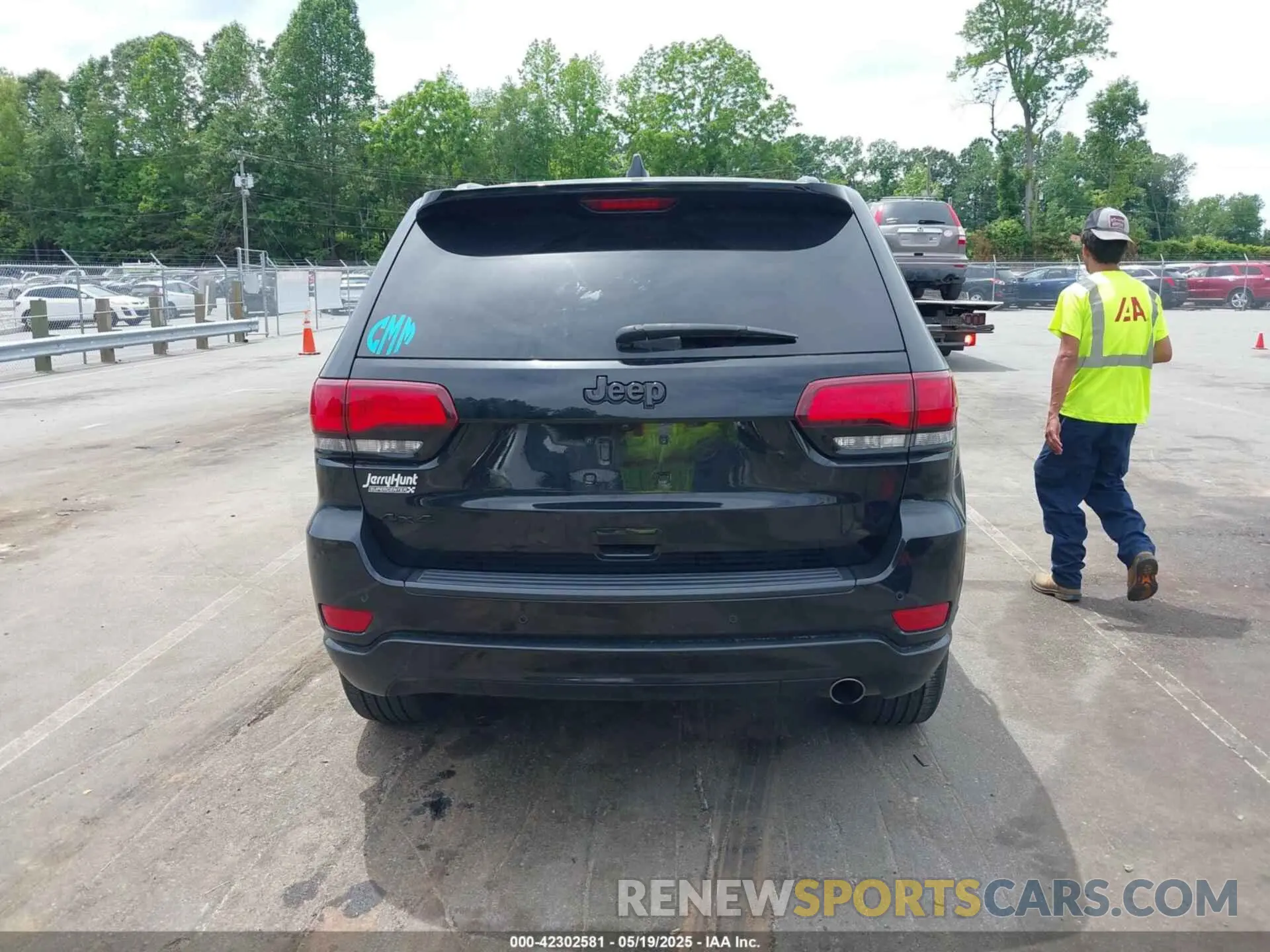 16 Photograph of a damaged car 1C4RJFAG5KC830722 JEEP GRAND CHEROKEE 2019