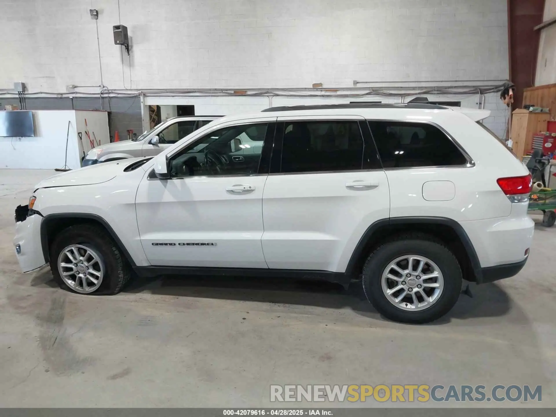 14 Photograph of a damaged car 1C4RJFAG5KC834317 JEEP GRAND CHEROKEE 2019