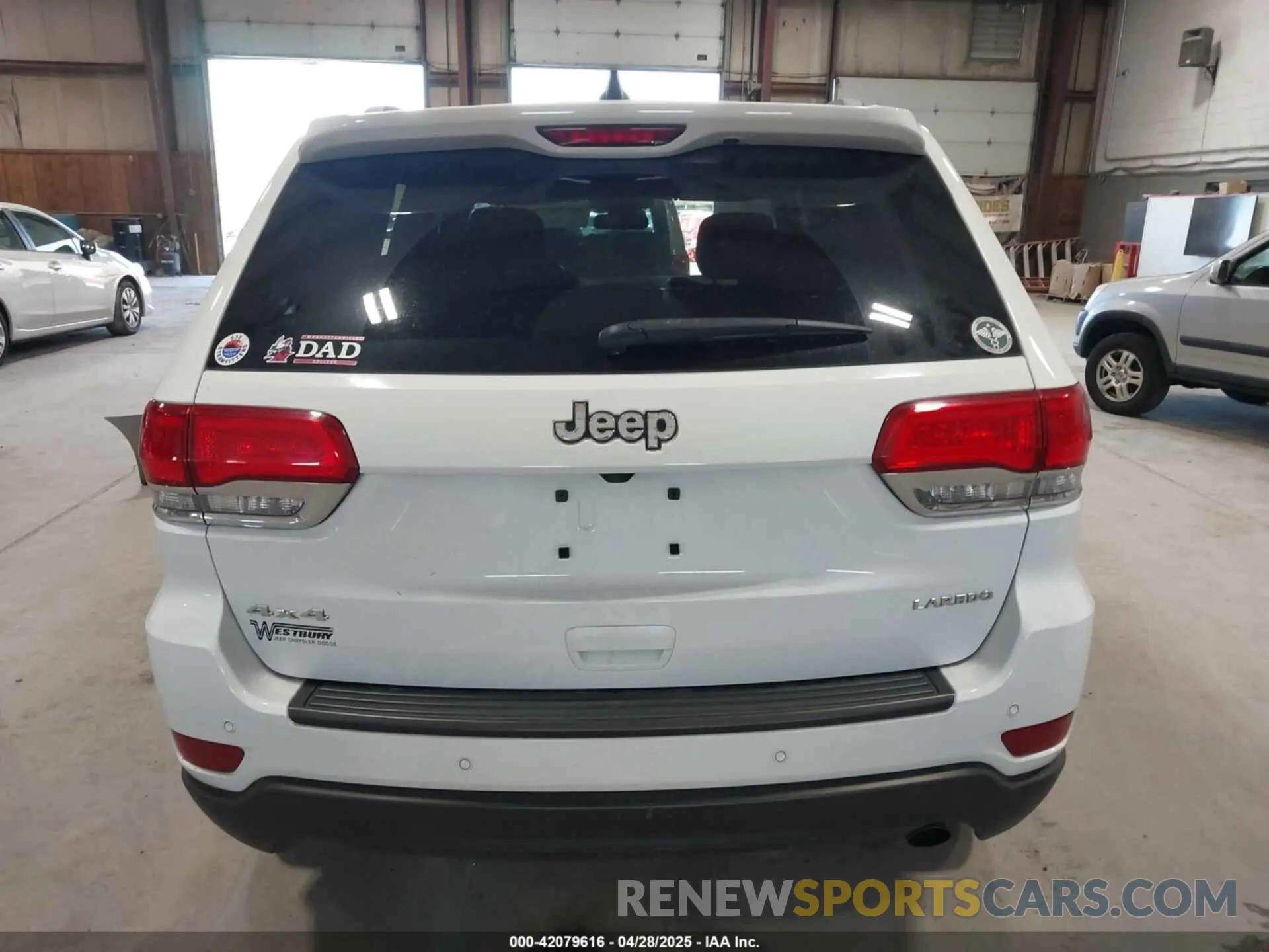 16 Photograph of a damaged car 1C4RJFAG5KC834317 JEEP GRAND CHEROKEE 2019