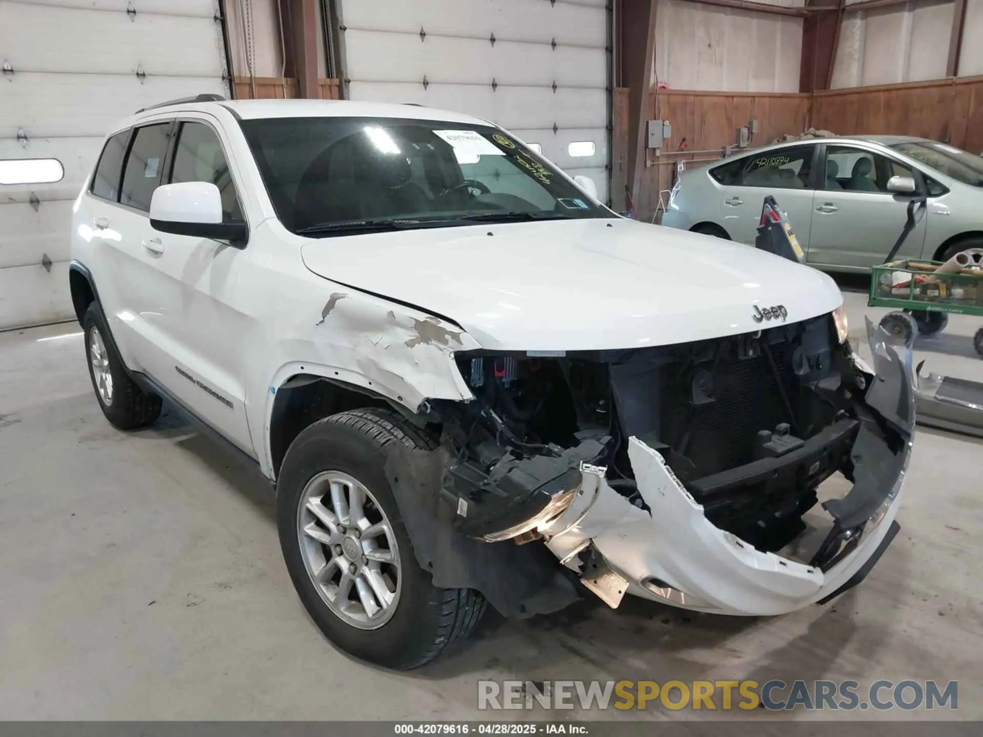 17 Photograph of a damaged car 1C4RJFAG5KC834317 JEEP GRAND CHEROKEE 2019