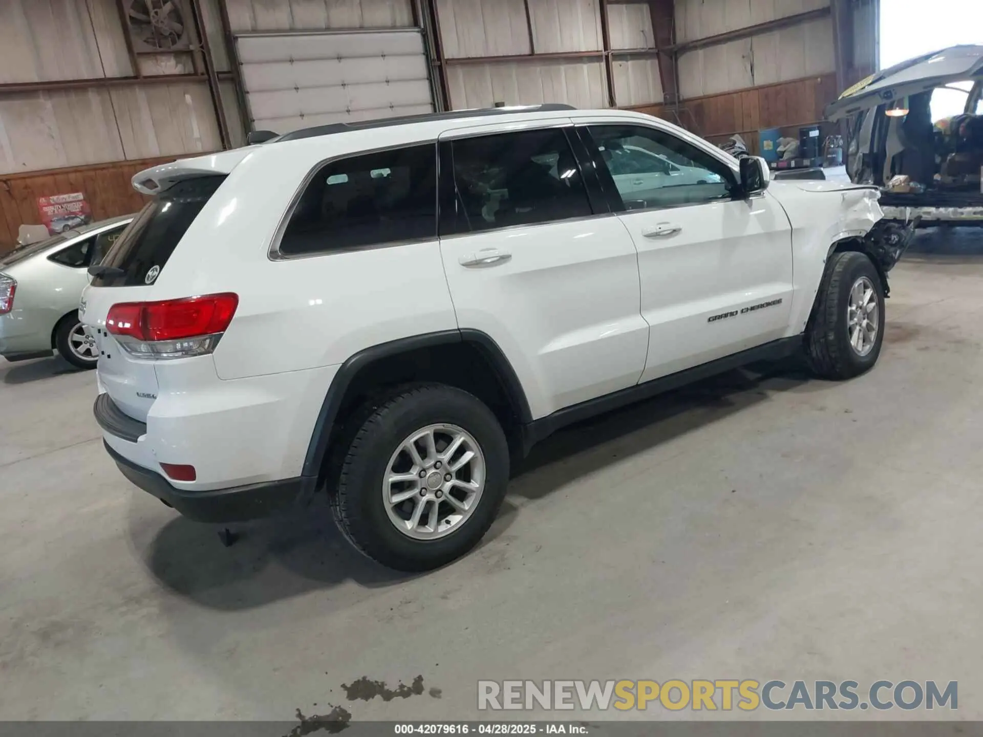 4 Photograph of a damaged car 1C4RJFAG5KC834317 JEEP GRAND CHEROKEE 2019