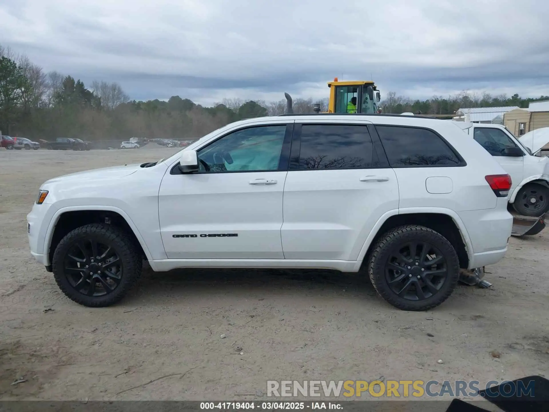 14 Photograph of a damaged car 1C4RJFAG6KC696190 JEEP GRAND CHEROKEE 2019