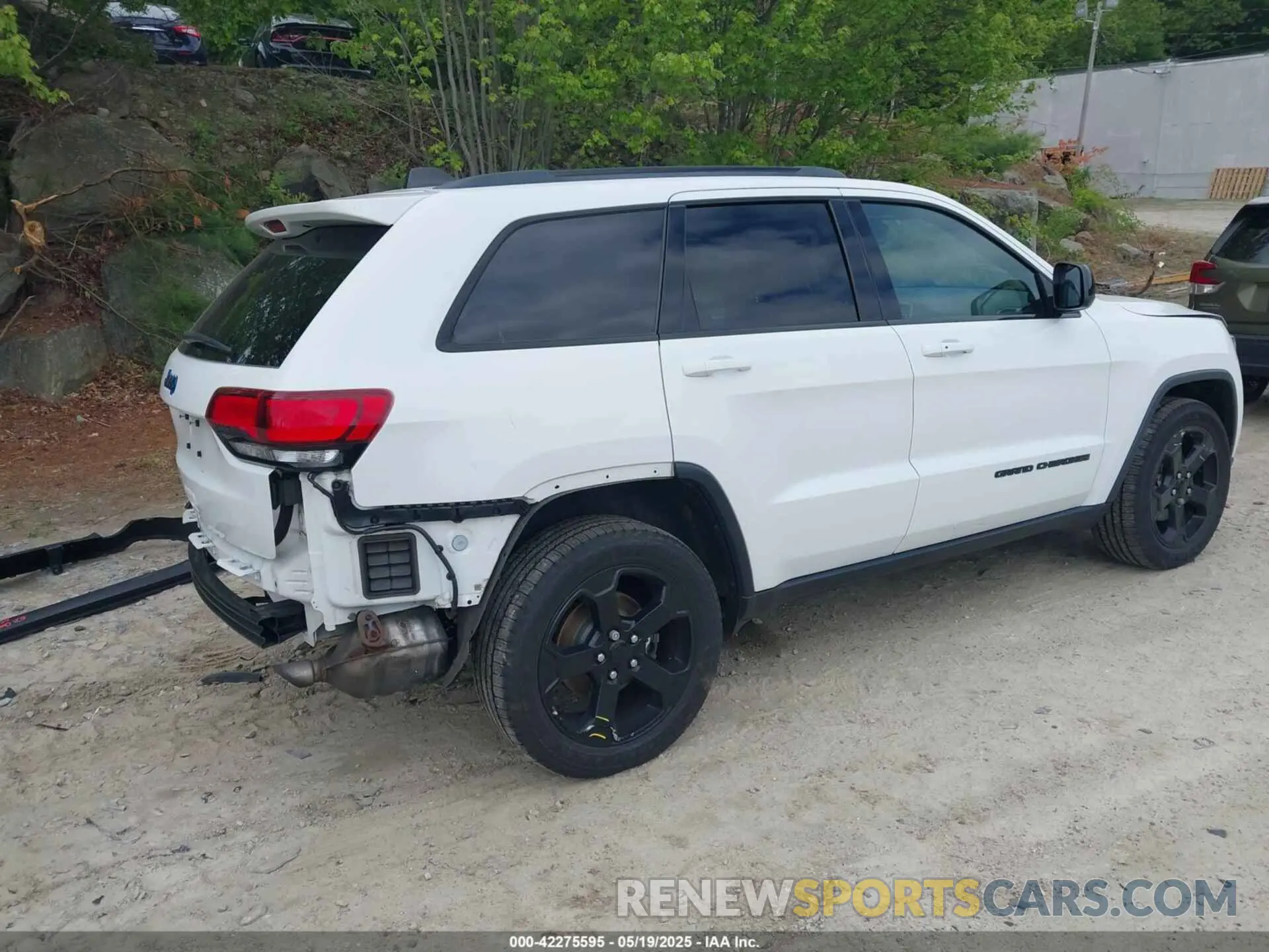 4 Photograph of a damaged car 1C4RJFAG8KC620471 JEEP GRAND CHEROKEE 2019
