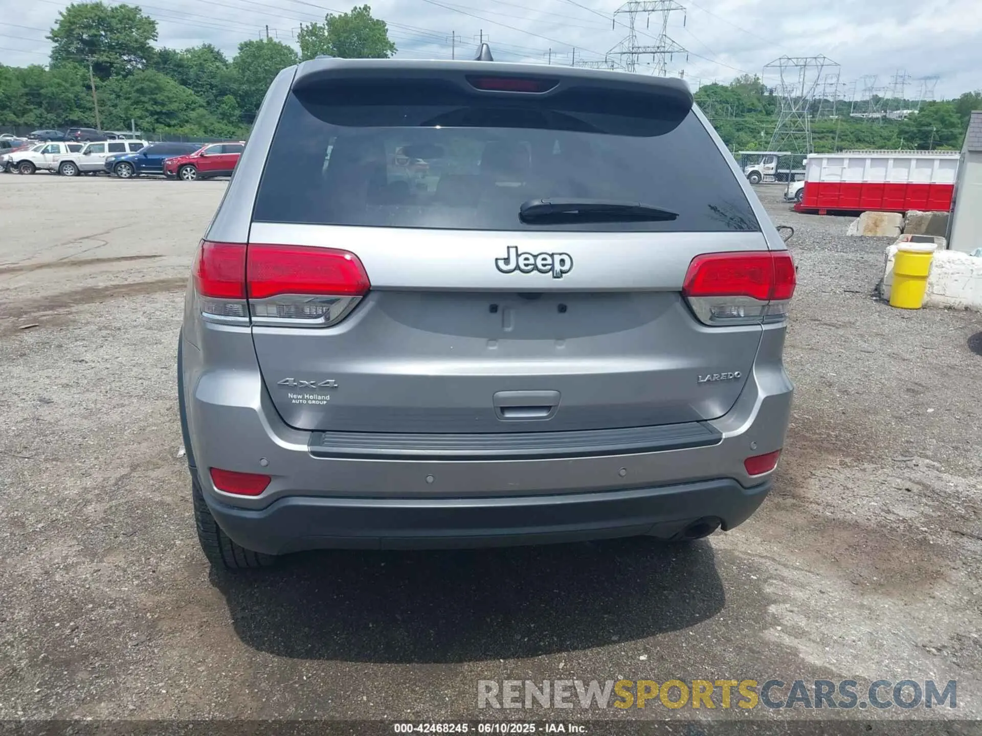 17 Photograph of a damaged car 1C4RJFAG8KC724748 JEEP GRAND CHEROKEE 2019